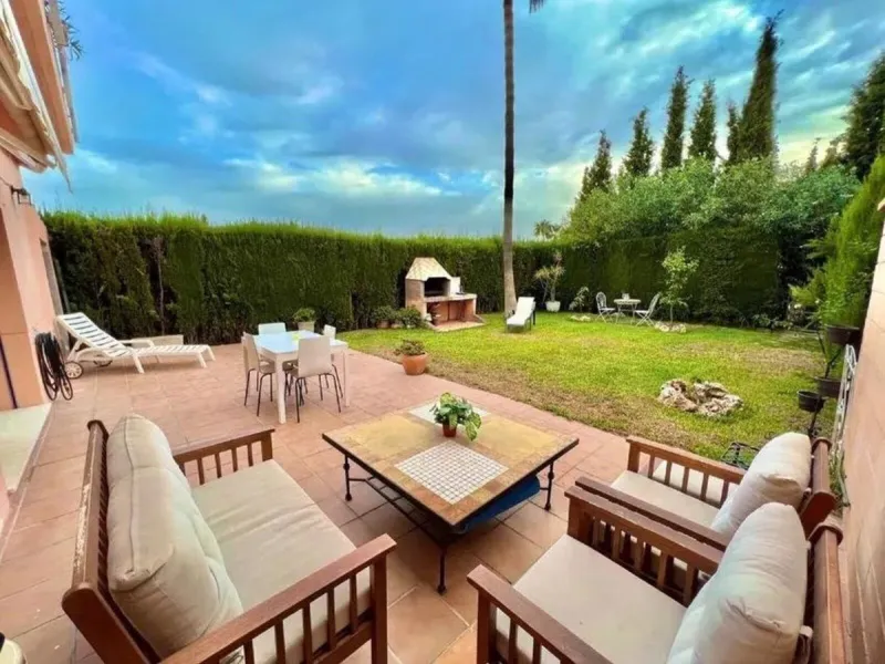 Discover this fantastic 5-bedroom, 3-bathroom townhouse, located in a recently whitewashed residential complex that offers a well-maintained, bright, and distinctly Mediterranean atmosphere.