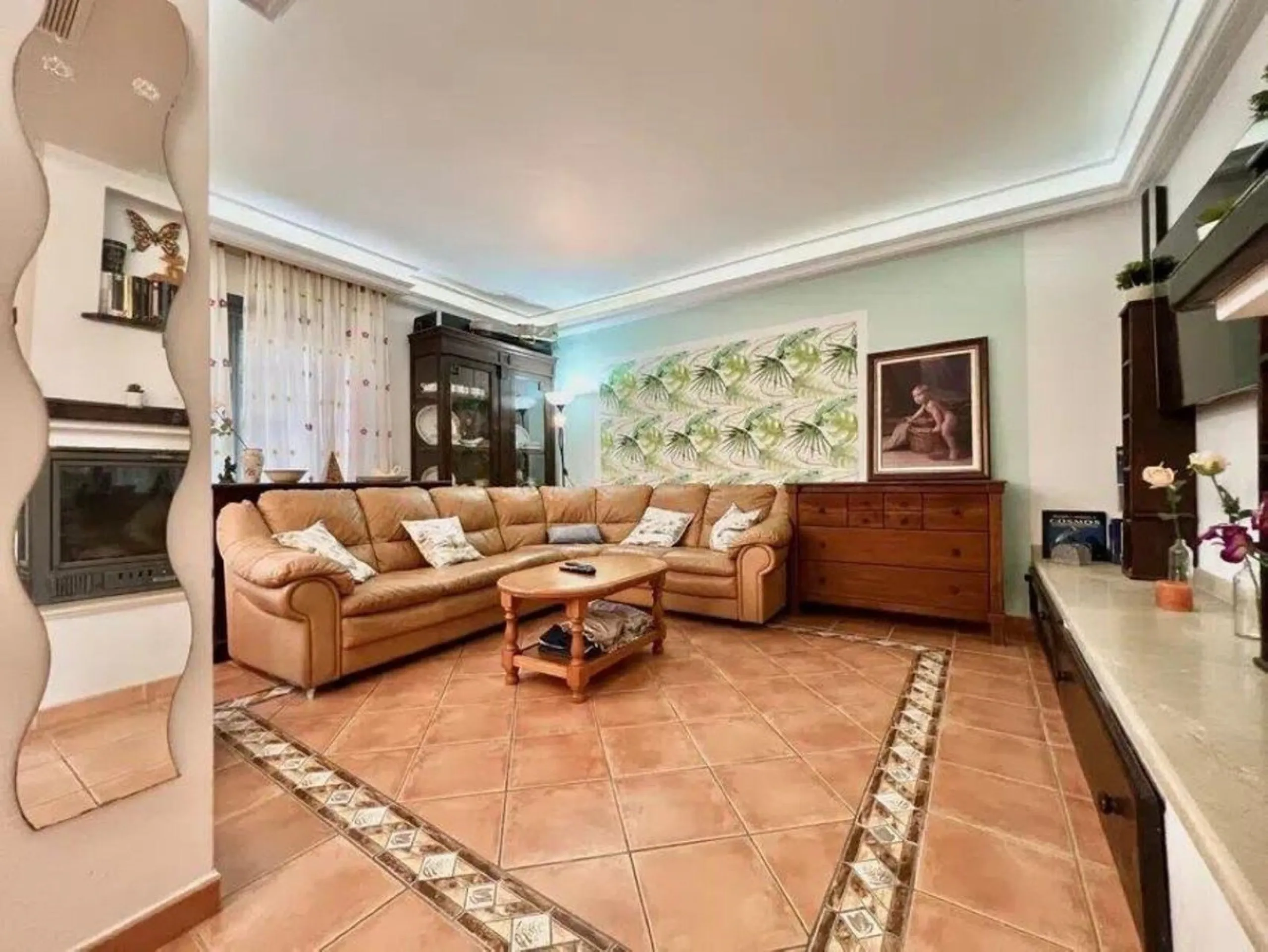 Discover this fantastic 5-bedroom, 3-bathroom townhouse, located in a recently whitewashed residential complex that offers a well-maintained, bright, and distinctly Mediterranean atmosphere.