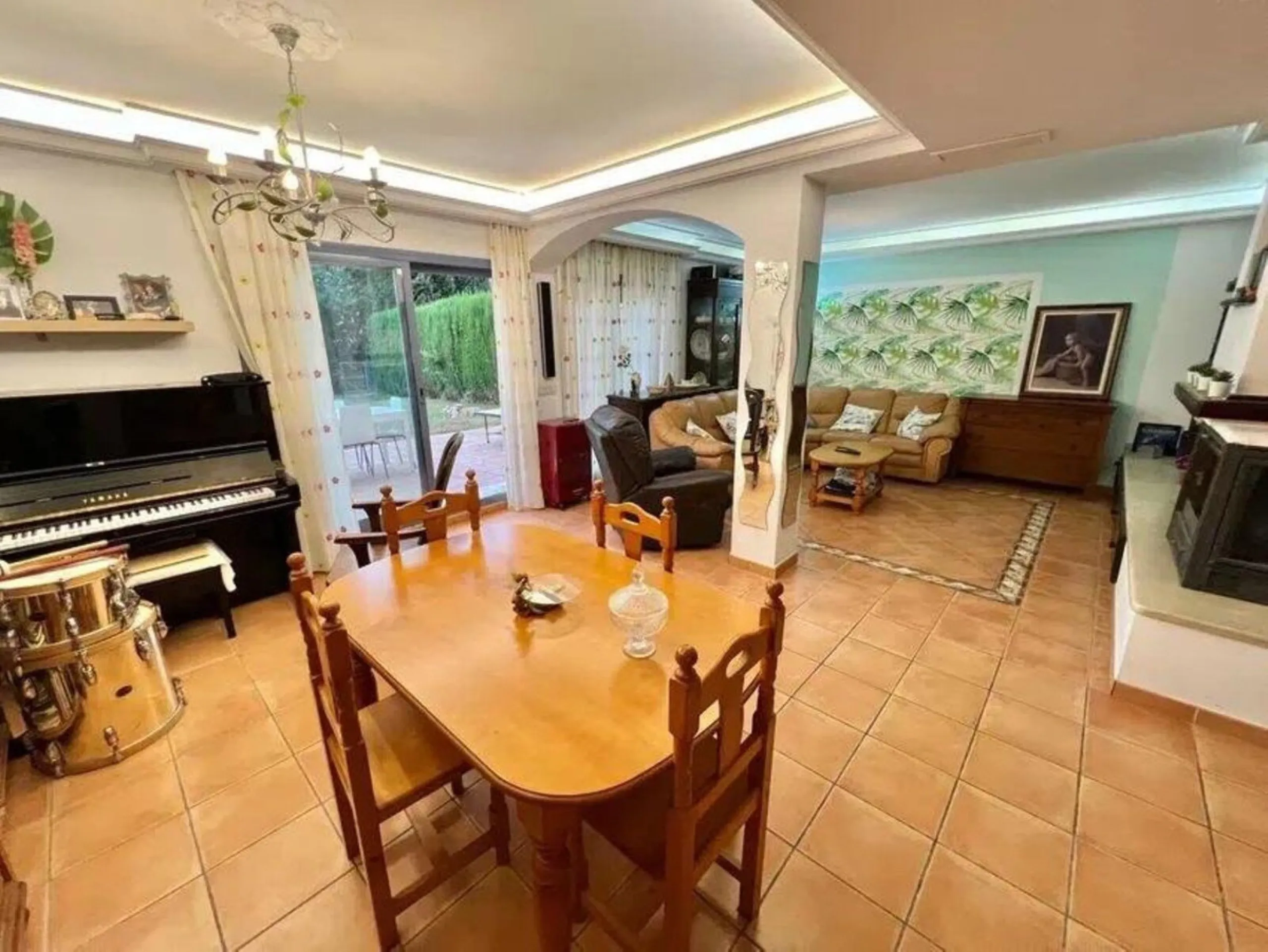 Discover this fantastic 5-bedroom, 3-bathroom townhouse, located in a recently whitewashed residential complex that offers a well-maintained, bright, and distinctly Mediterranean atmosphere.
