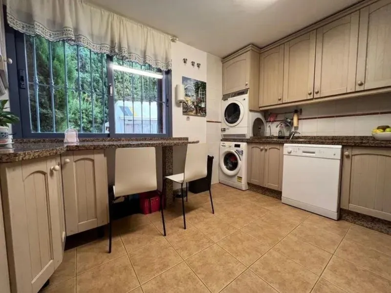 Discover this fantastic 5-bedroom, 3-bathroom townhouse, located in a recently whitewashed residential complex that offers a well-maintained, bright, and distinctly Mediterranean atmosphere.
