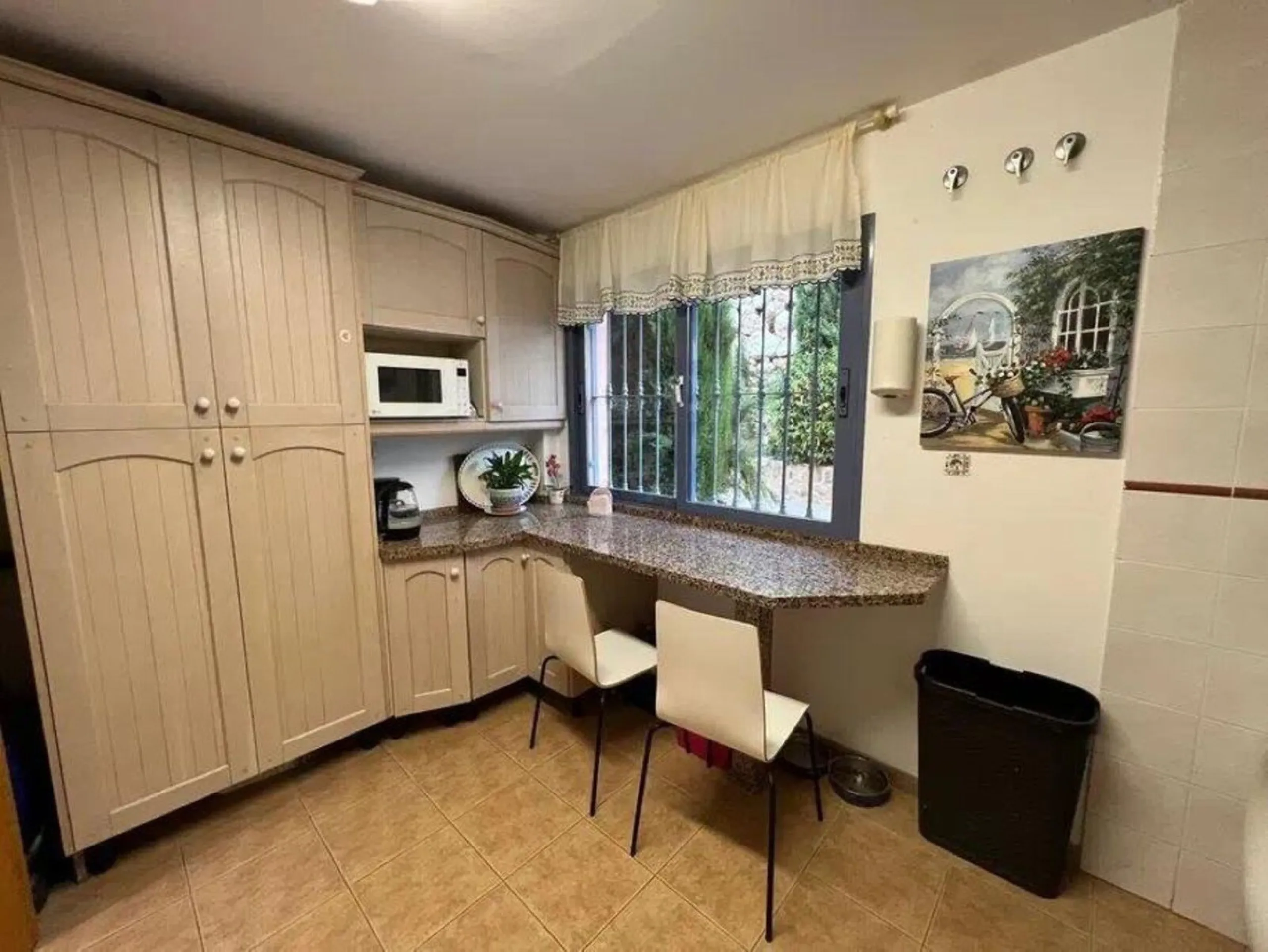 Discover this fantastic 5-bedroom, 3-bathroom townhouse, located in a recently whitewashed residential complex that offers a well-maintained, bright, and distinctly Mediterranean atmosphere.