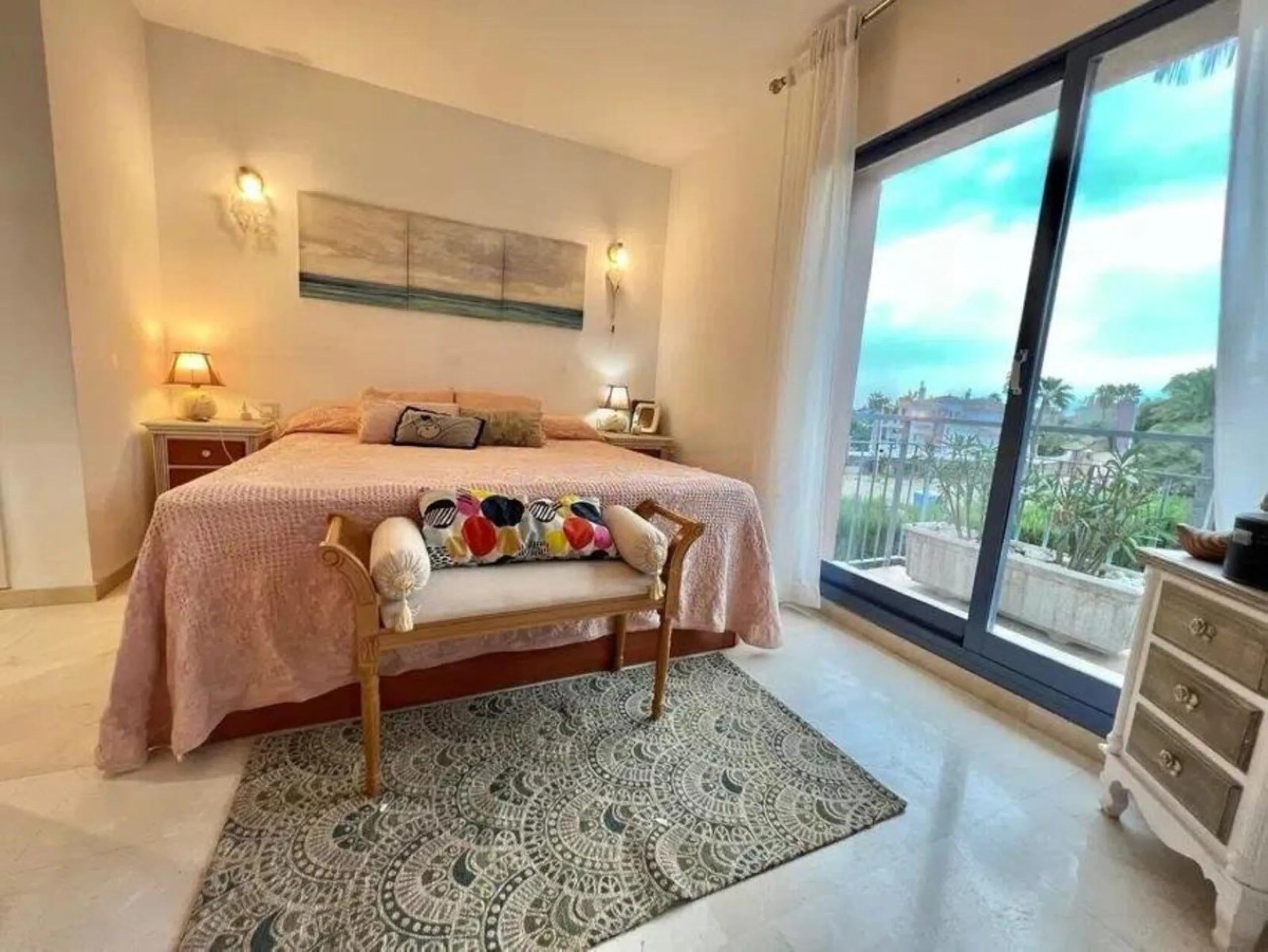 Discover this fantastic 5-bedroom, 3-bathroom townhouse, located in a recently whitewashed residential complex that offers a well-maintained, bright, and distinctly Mediterranean atmosphere.