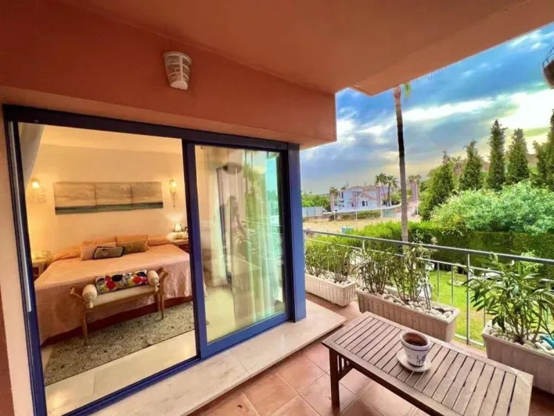 Discover this fantastic 5-bedroom, 3-bathroom townhouse, located in a recently whitewashed residential complex that offers a well-maintained, bright, and distinctly Mediterranean atmosphere.