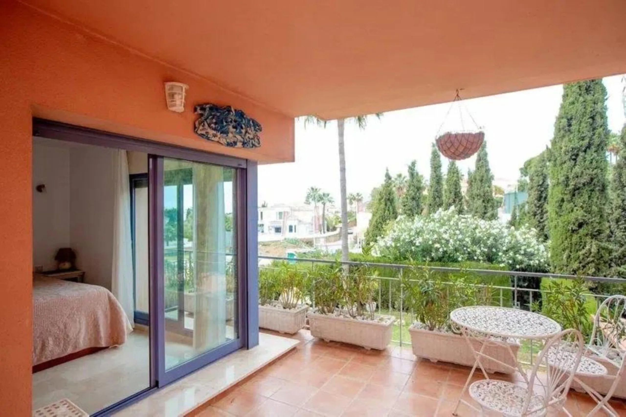 Discover this fantastic 5-bedroom, 3-bathroom townhouse, located in a recently whitewashed residential complex that offers a well-maintained, bright, and distinctly Mediterranean atmosphere.