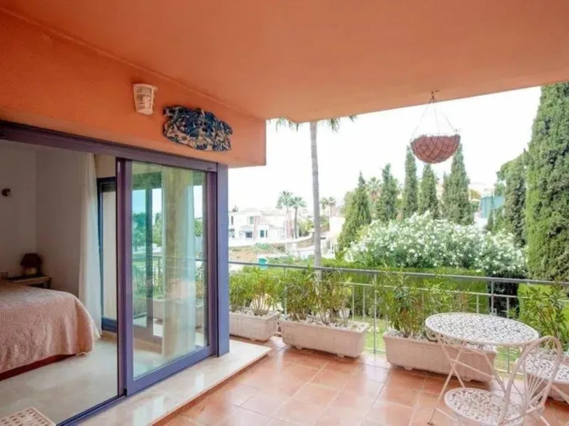Discover this fantastic 5-bedroom, 3-bathroom townhouse, located in a recently whitewashed residential complex that offers a well-maintained, bright, and distinctly Mediterranean atmosphere.