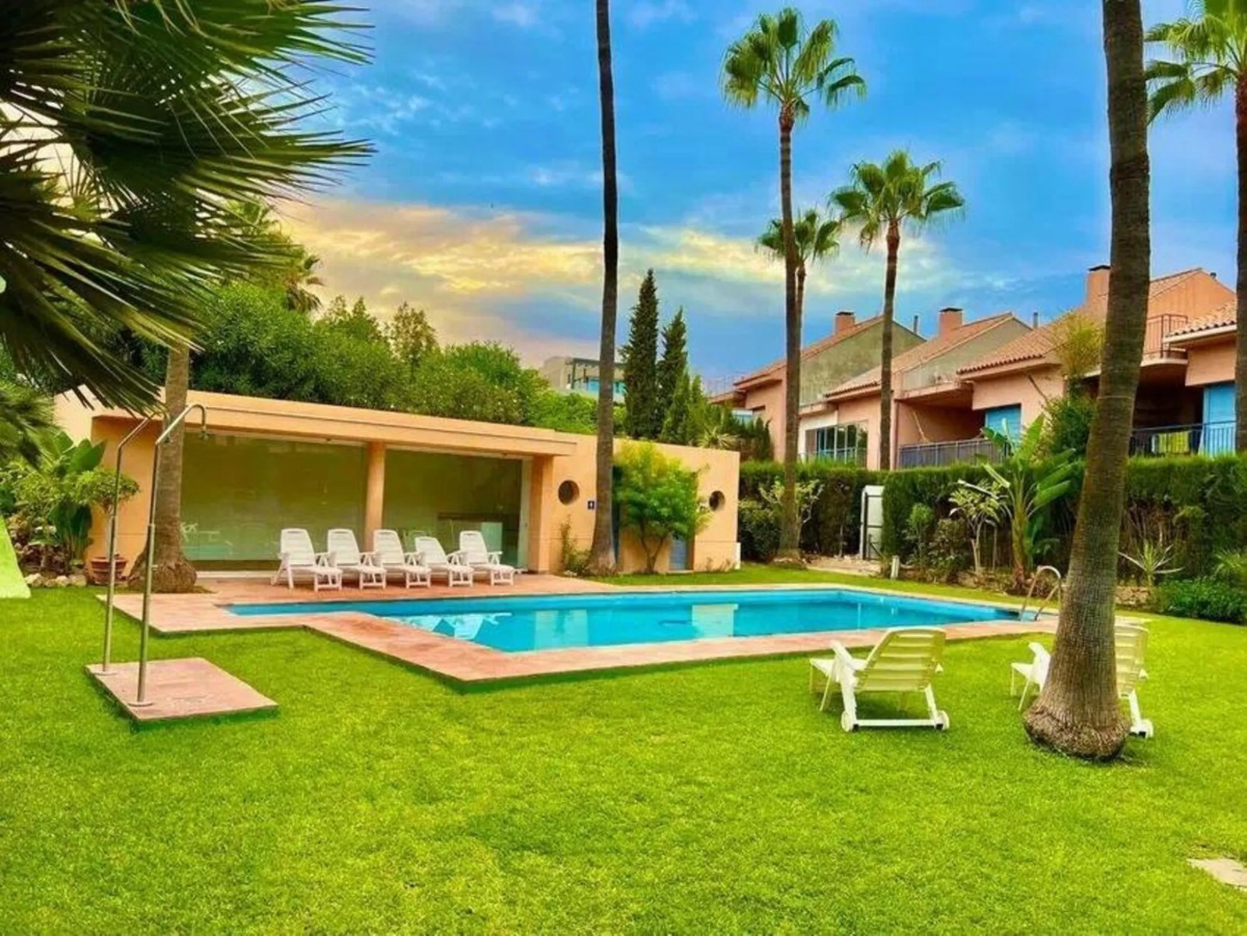 Discover this fantastic 5-bedroom, 3-bathroom townhouse, located in a recently whitewashed residential complex that offers a well-maintained, bright, and distinctly Mediterranean atmosphere.
