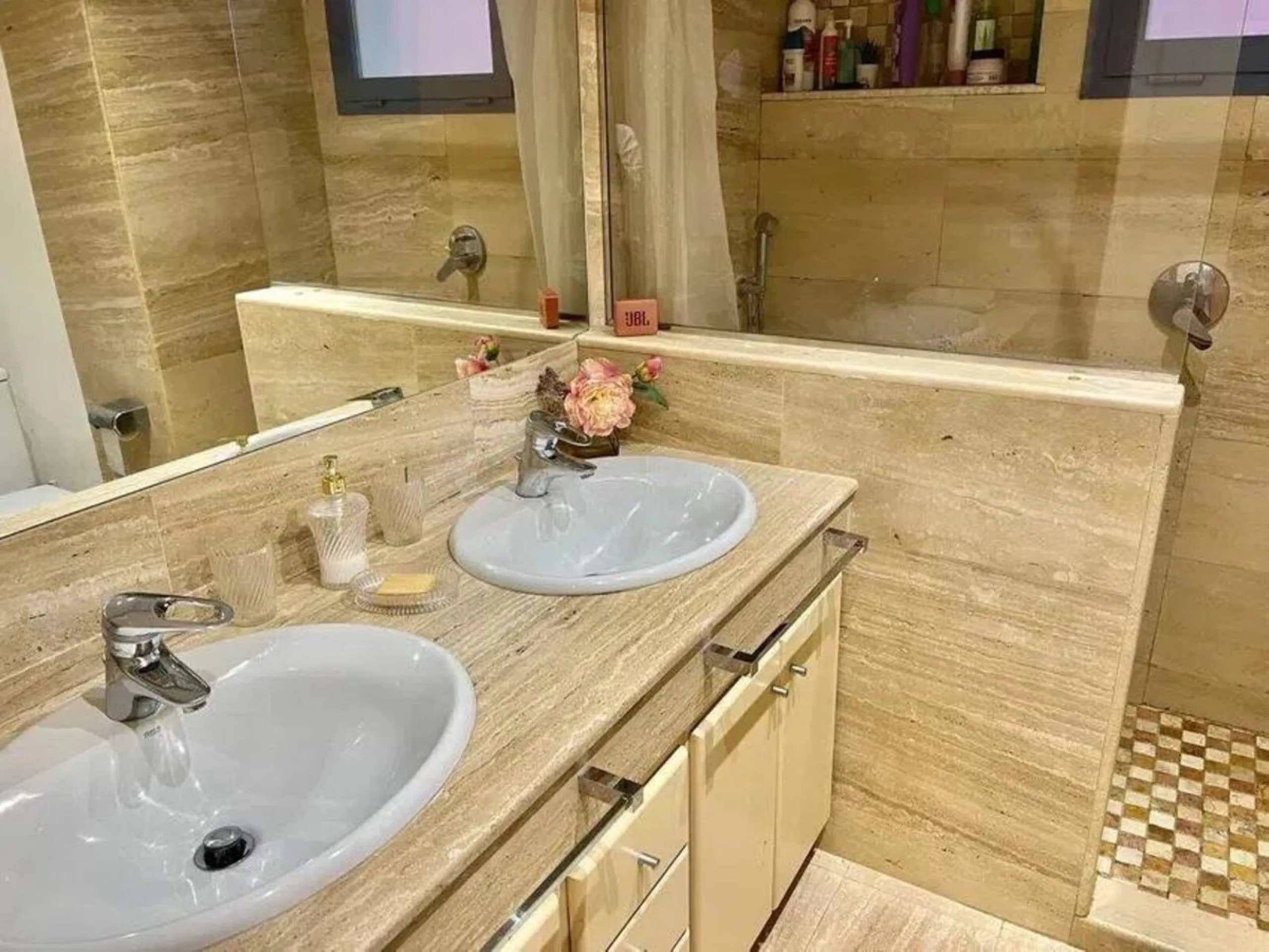 Discover this fantastic 5-bedroom, 3-bathroom townhouse, located in a recently whitewashed residential complex that offers a well-maintained, bright, and distinctly Mediterranean atmosphere.