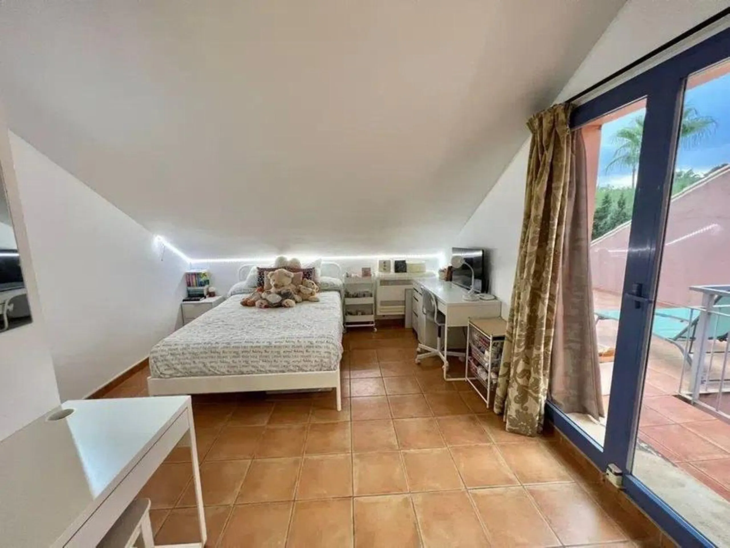 Discover this fantastic 5-bedroom, 3-bathroom townhouse, located in a recently whitewashed residential complex that offers a well-maintained, bright, and distinctly Mediterranean atmosphere.