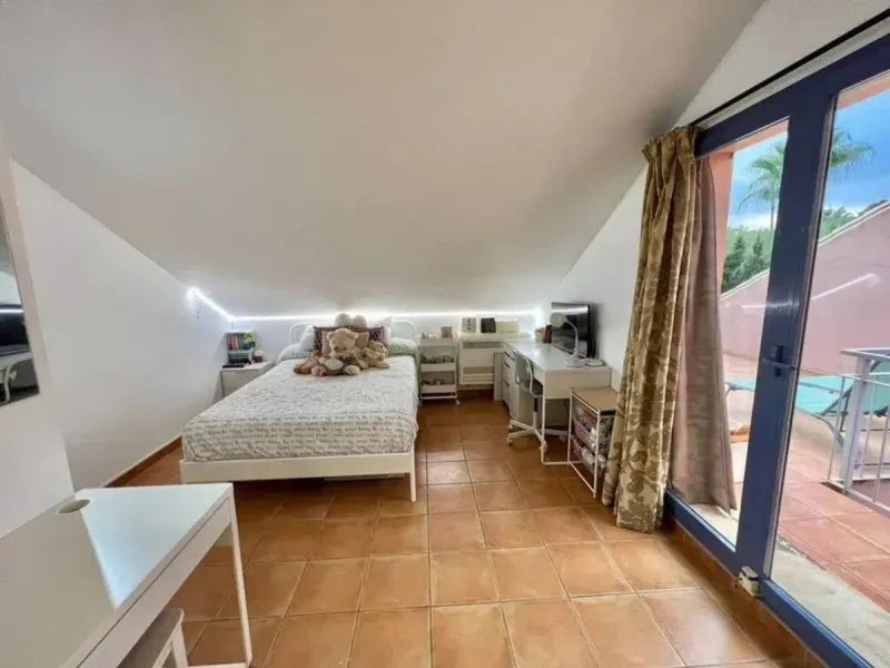 Discover this fantastic 5-bedroom, 3-bathroom townhouse, located in a recently whitewashed residential complex that offers a well-maintained, bright, and distinctly Mediterranean atmosphere.
