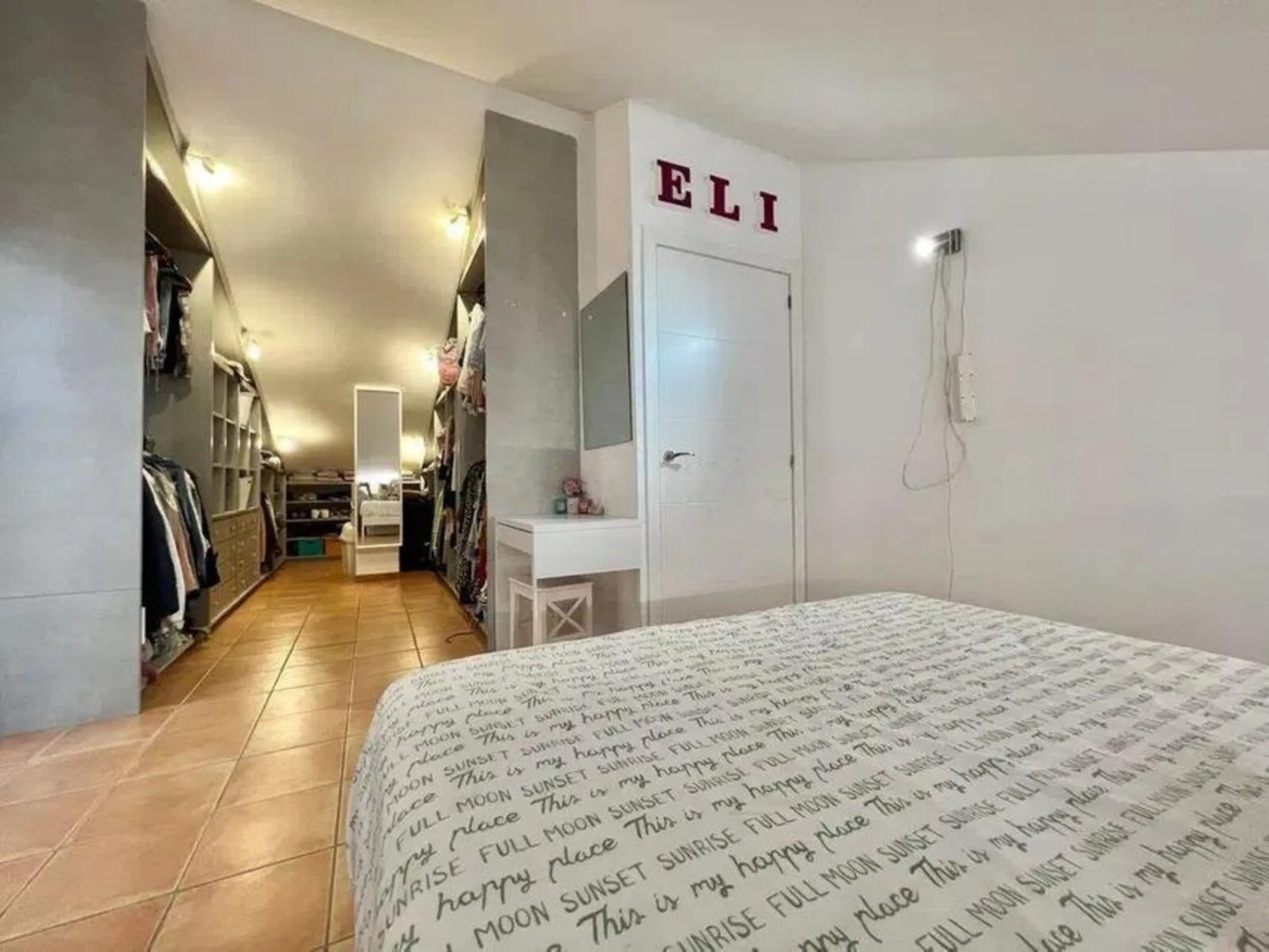 Discover this fantastic 5-bedroom, 3-bathroom townhouse, located in a recently whitewashed residential complex that offers a well-maintained, bright, and distinctly Mediterranean atmosphere.