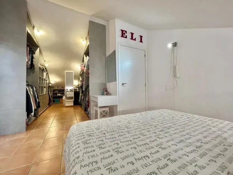 Discover this fantastic 5-bedroom, 3-bathroom townhouse, located in a recently whitewashed residential complex that offers a well-maintained, bright, and distinctly Mediterranean atmosphere.
