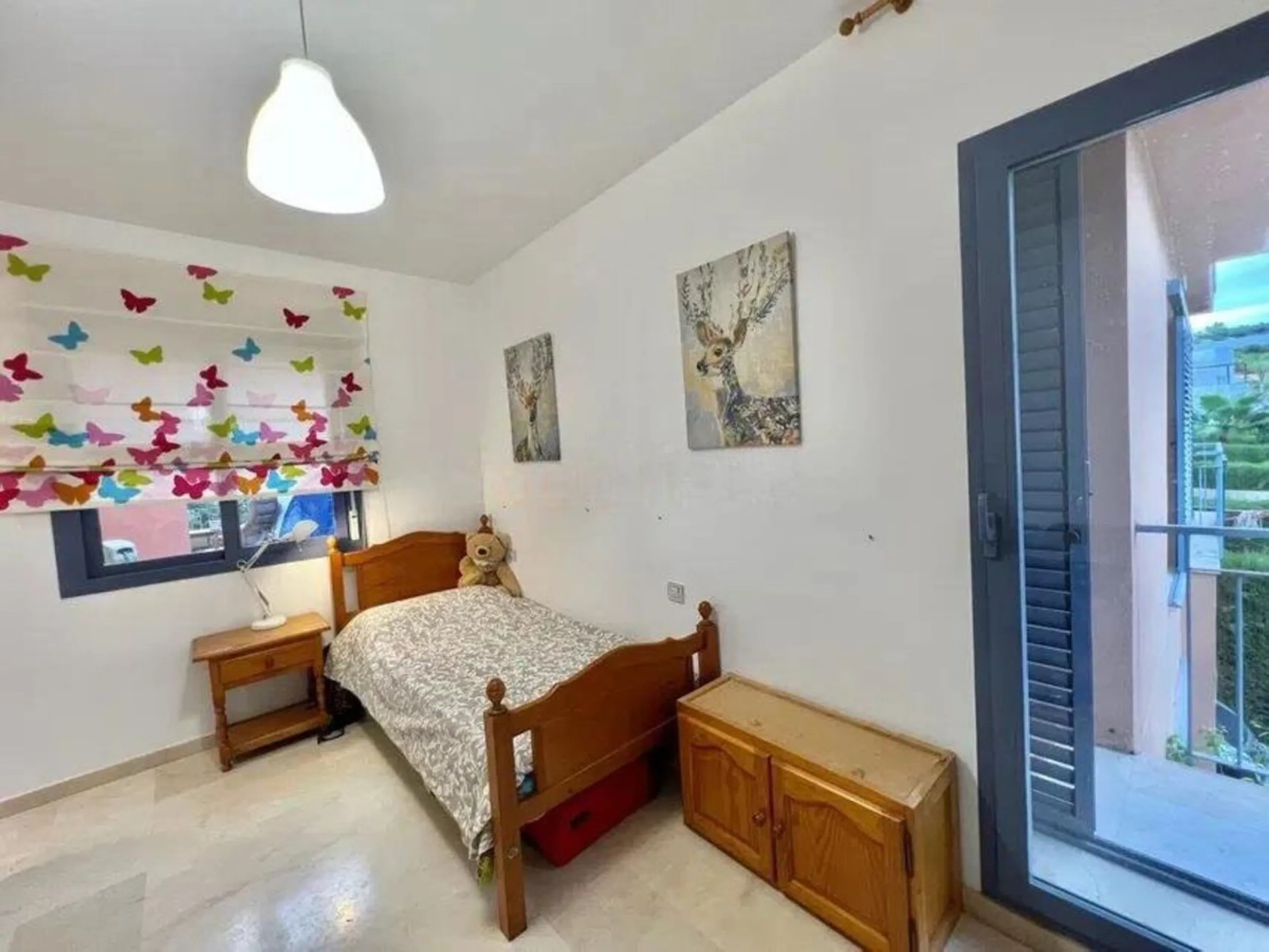 Discover this fantastic 5-bedroom, 3-bathroom townhouse, located in a recently whitewashed residential complex that offers a well-maintained, bright, and distinctly Mediterranean atmosphere.