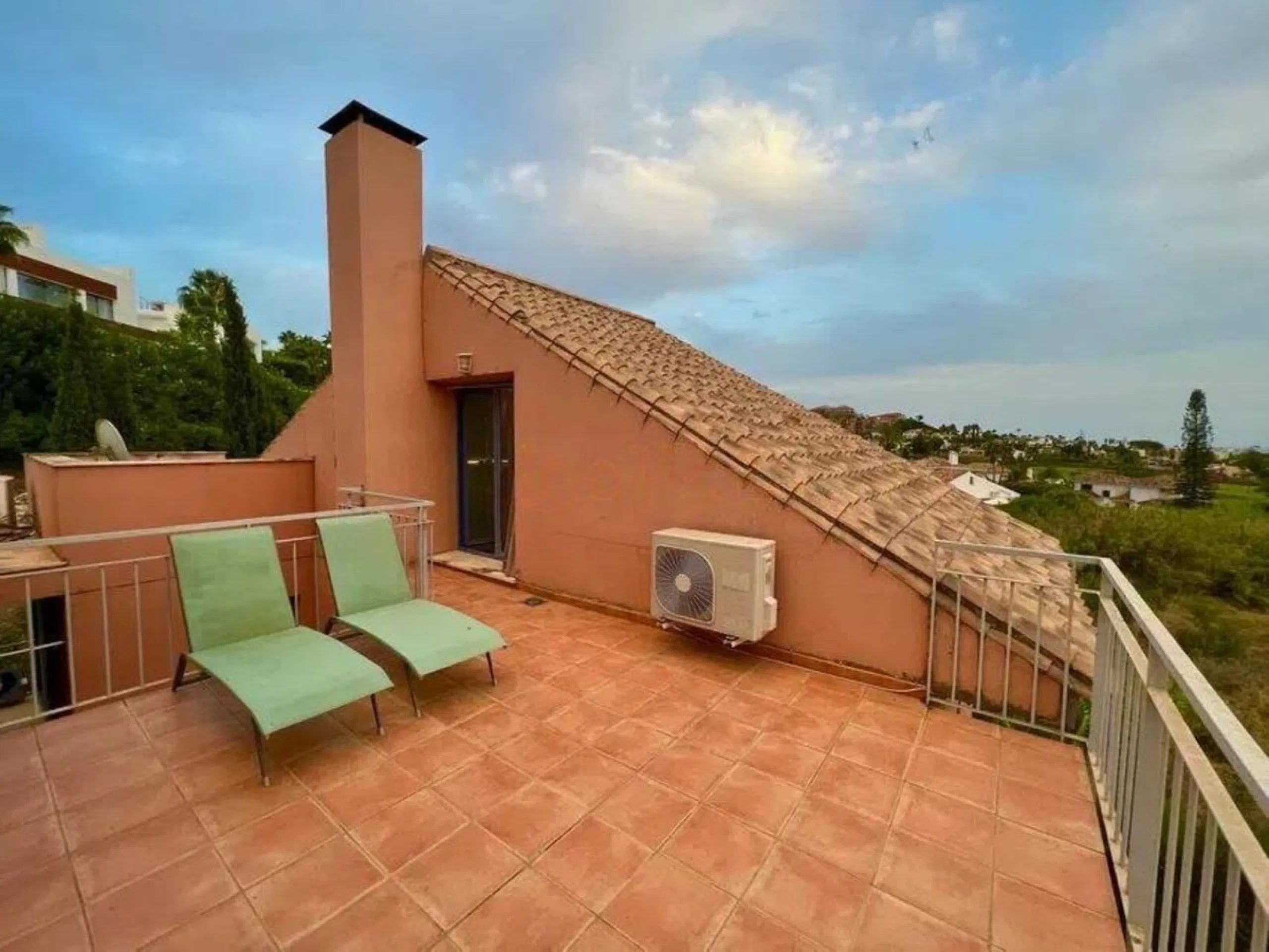 Discover this fantastic 5-bedroom, 3-bathroom townhouse, located in a recently whitewashed residential complex that offers a well-maintained, bright, and distinctly Mediterranean atmosphere.