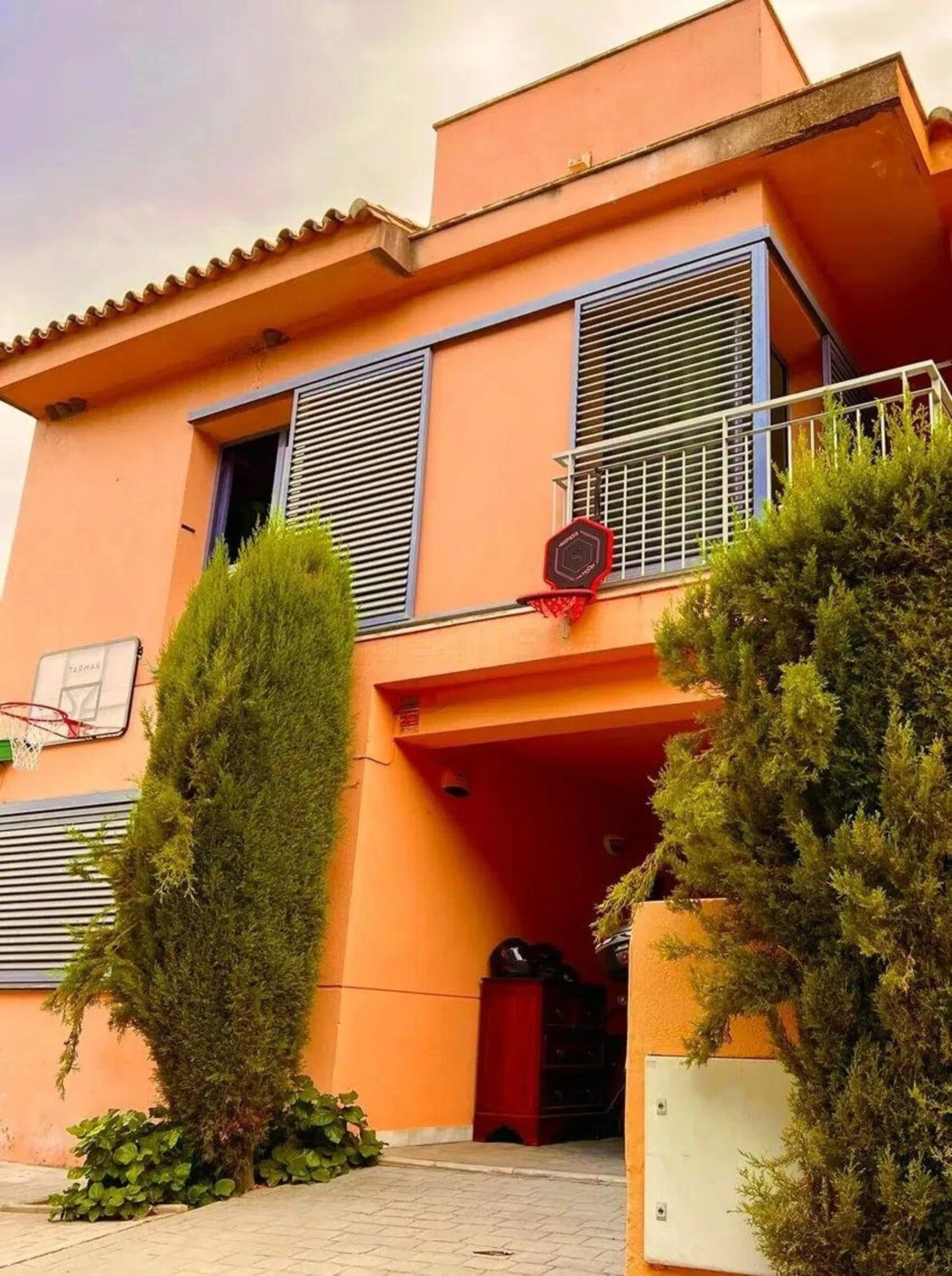 Discover this fantastic 5-bedroom, 3-bathroom townhouse, located in a recently whitewashed residential complex that offers a well-maintained, bright, and distinctly Mediterranean atmosphere.