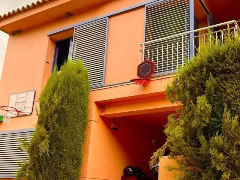 Discover this fantastic 5-bedroom, 3-bathroom townhouse, located in a recently whitewashed residential complex that offers a well-maintained, bright, and distinctly Mediterranean atmosphere.