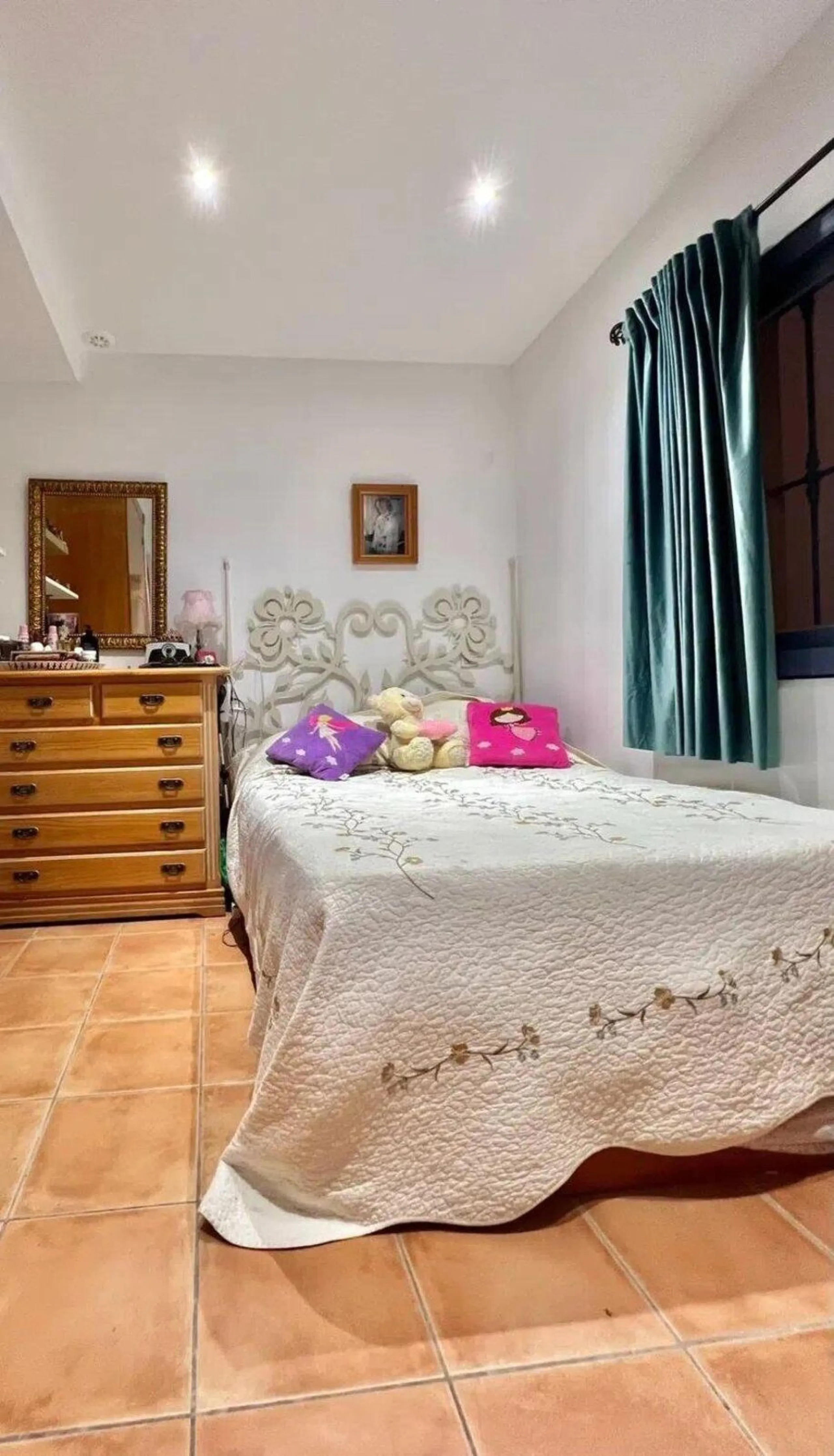 Discover this fantastic 5-bedroom, 3-bathroom townhouse, located in a recently whitewashed residential complex that offers a well-maintained, bright, and distinctly Mediterranean atmosphere.