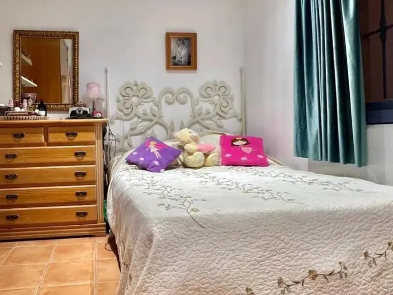 Discover this fantastic 5-bedroom, 3-bathroom townhouse, located in a recently whitewashed residential complex that offers a well-maintained, bright, and distinctly Mediterranean atmosphere.