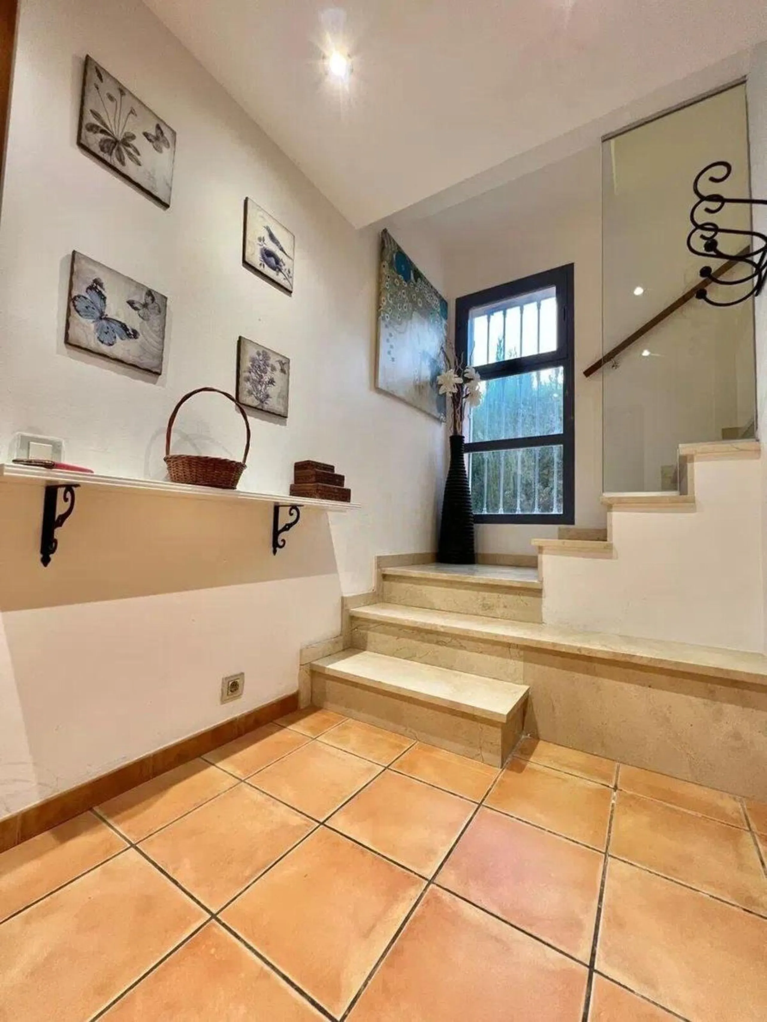Discover this fantastic 5-bedroom, 3-bathroom townhouse, located in a recently whitewashed residential complex that offers a well-maintained, bright, and distinctly Mediterranean atmosphere.