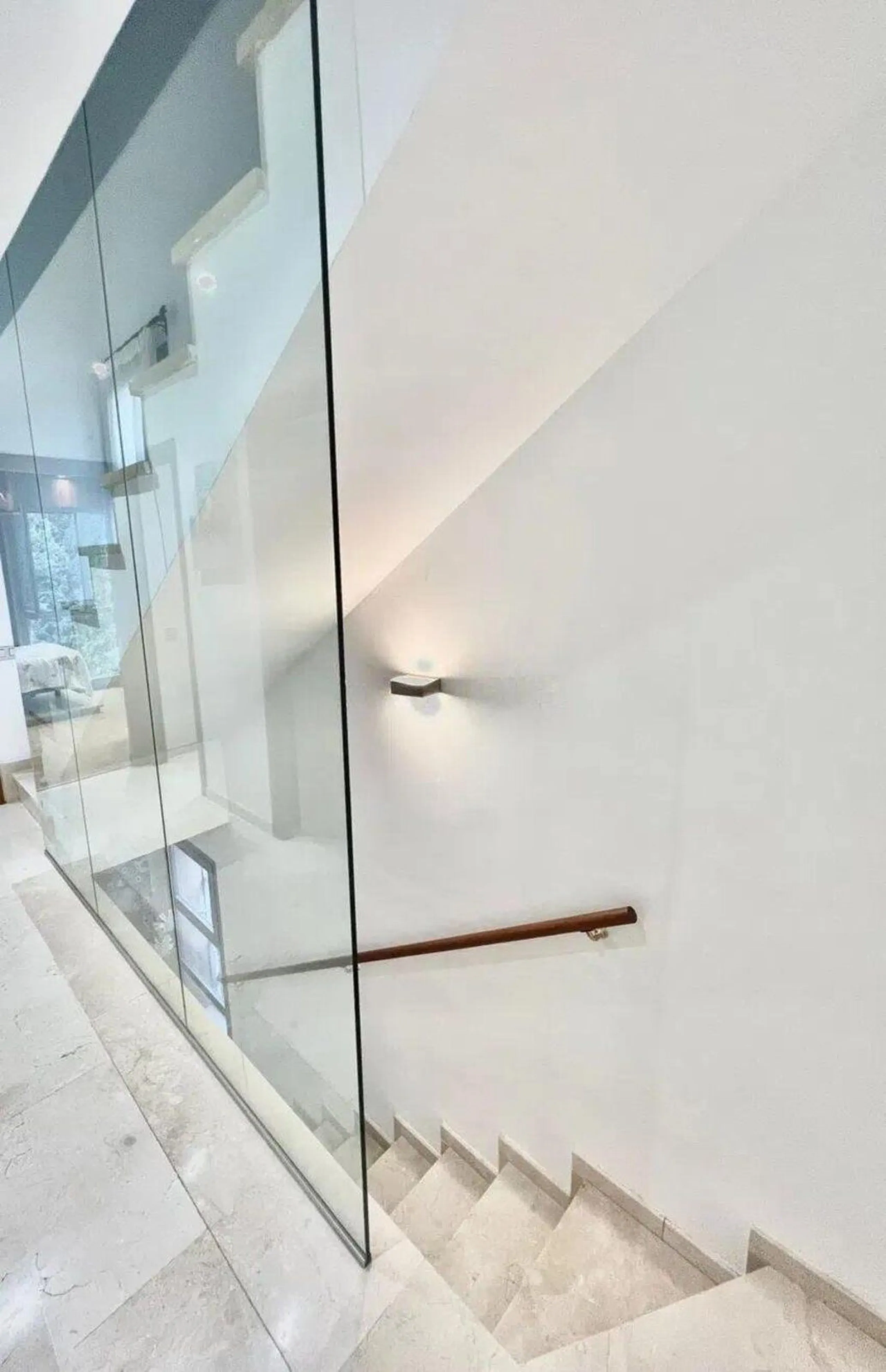 Discover this fantastic 5-bedroom, 3-bathroom townhouse, located in a recently whitewashed residential complex that offers a well-maintained, bright, and distinctly Mediterranean atmosphere.