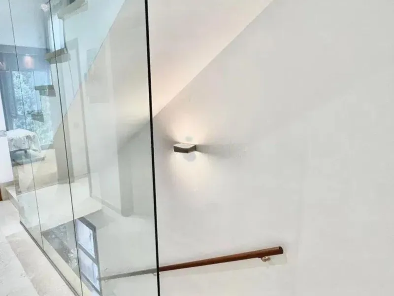 Discover this fantastic 5-bedroom, 3-bathroom townhouse, located in a recently whitewashed residential complex that offers a well-maintained, bright, and distinctly Mediterranean atmosphere.