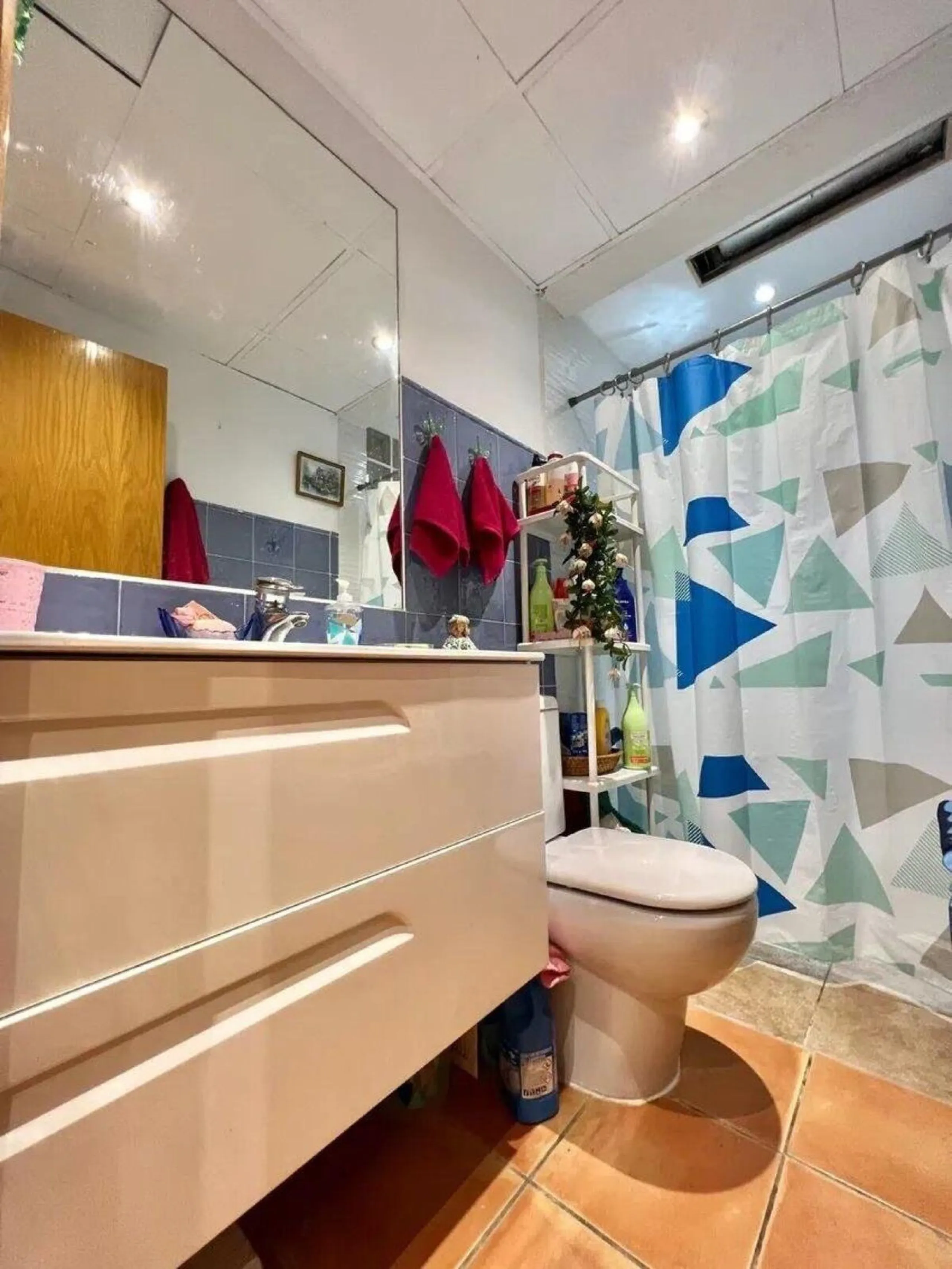 Discover this fantastic 5-bedroom, 3-bathroom townhouse, located in a recently whitewashed residential complex that offers a well-maintained, bright, and distinctly Mediterranean atmosphere.