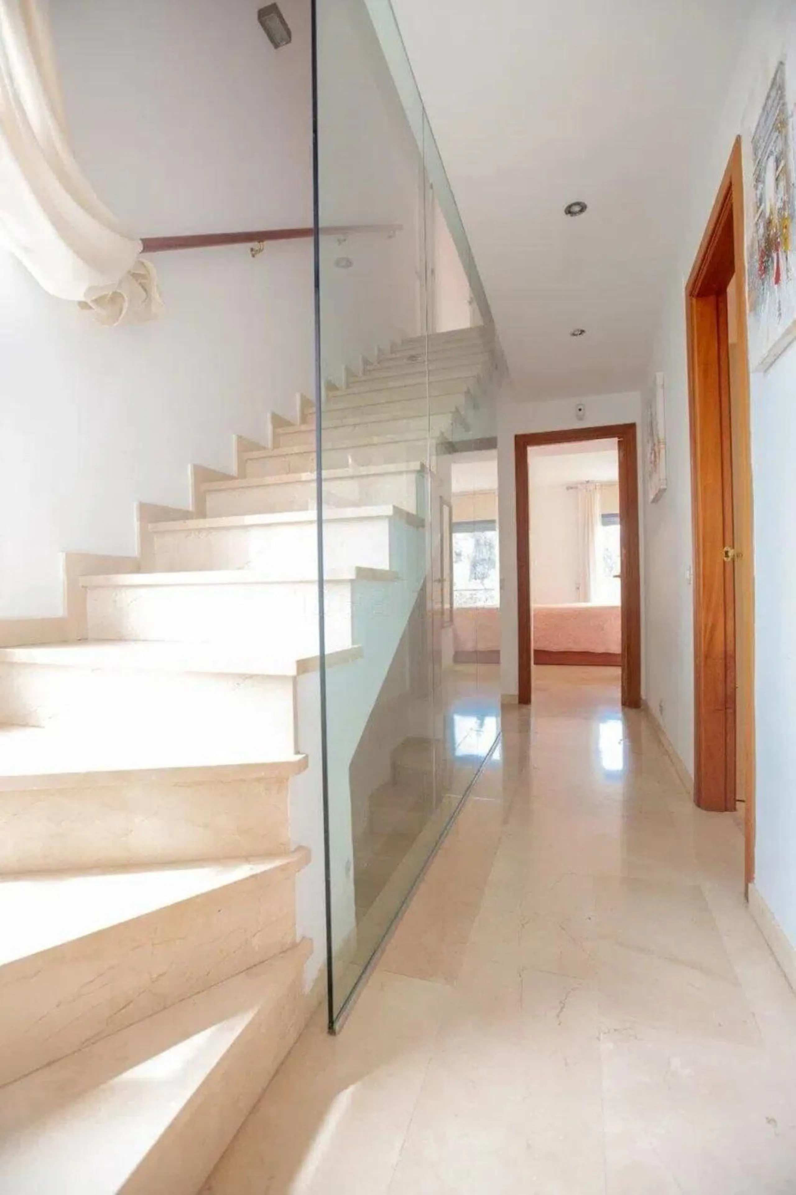 Discover this fantastic 5-bedroom, 3-bathroom townhouse, located in a recently whitewashed residential complex that offers a well-maintained, bright, and distinctly Mediterranean atmosphere.