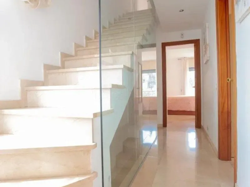 Discover this fantastic 5-bedroom, 3-bathroom townhouse, located in a recently whitewashed residential complex that offers a well-maintained, bright, and distinctly Mediterranean atmosphere.