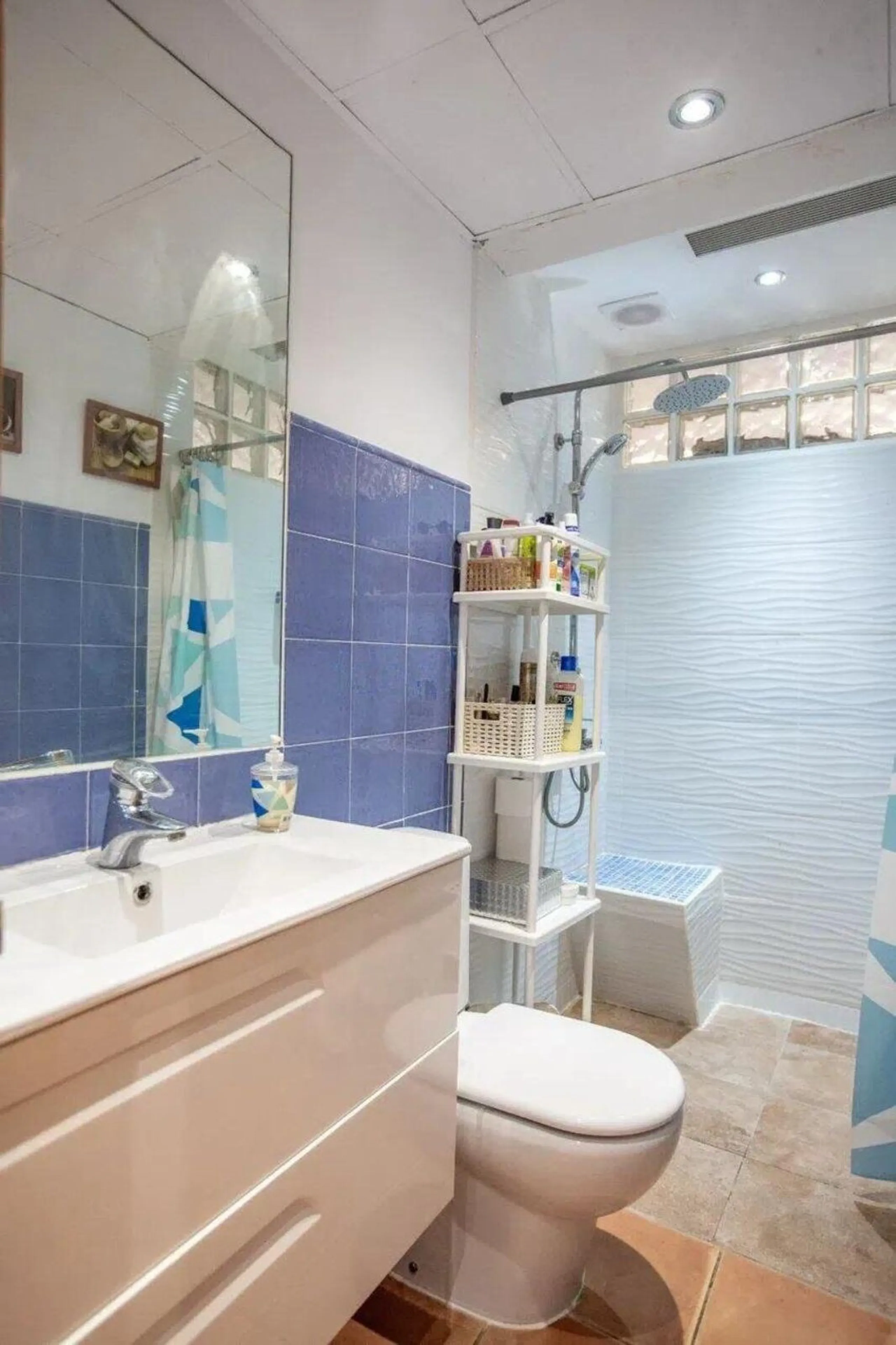 Discover this fantastic 5-bedroom, 3-bathroom townhouse, located in a recently whitewashed residential complex that offers a well-maintained, bright, and distinctly Mediterranean atmosphere.