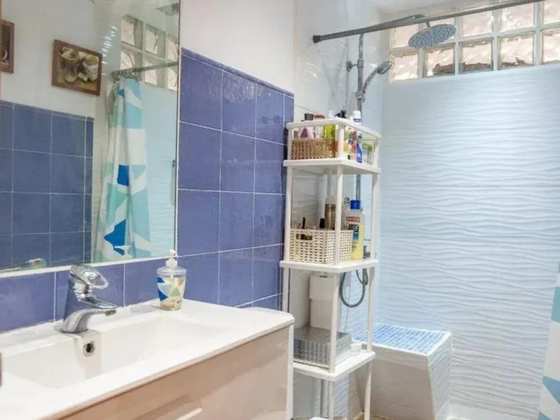 Discover this fantastic 5-bedroom, 3-bathroom townhouse, located in a recently whitewashed residential complex that offers a well-maintained, bright, and distinctly Mediterranean atmosphere.