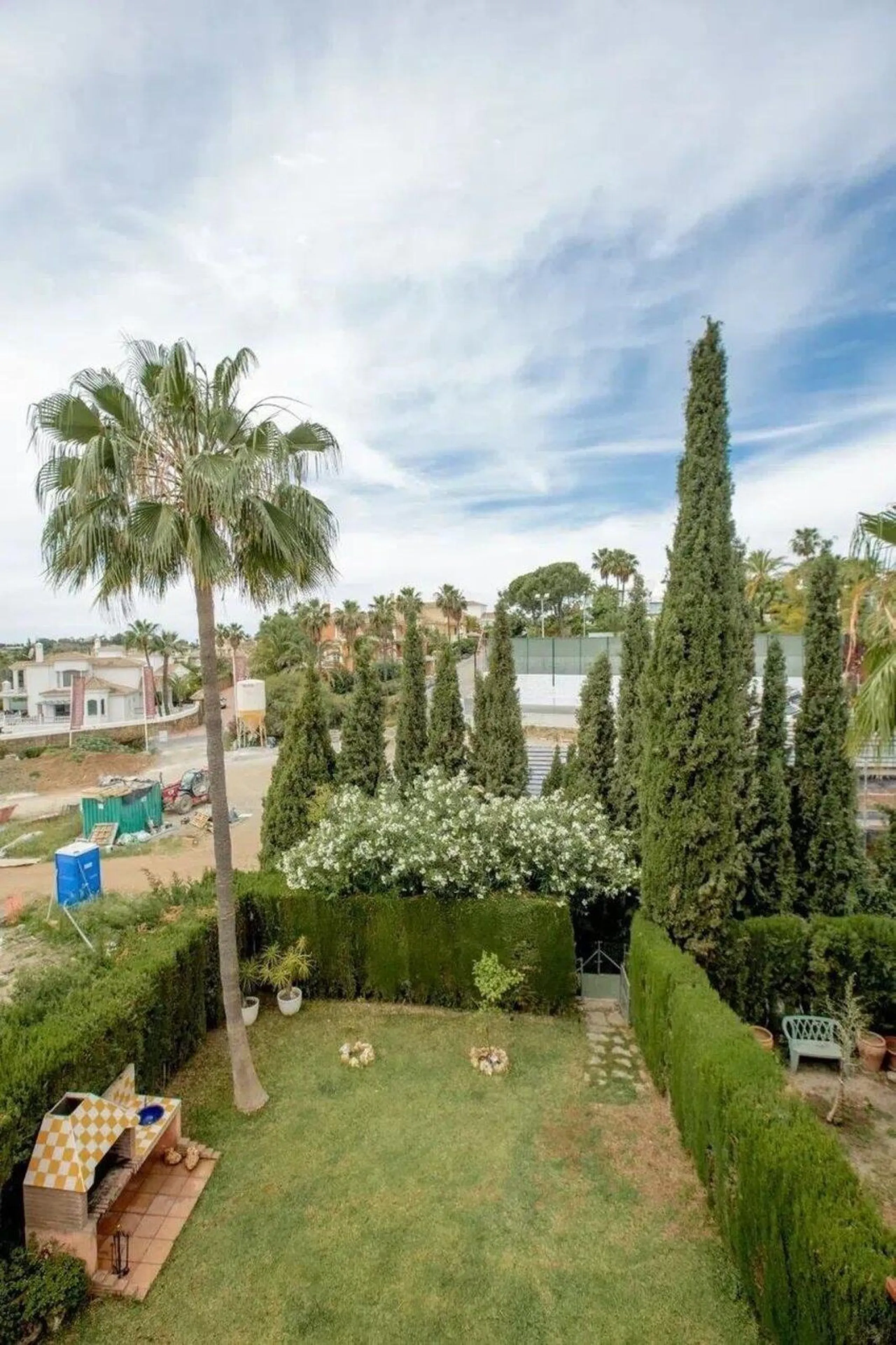 Discover this fantastic 5-bedroom, 3-bathroom townhouse, located in a recently whitewashed residential complex that offers a well-maintained, bright, and distinctly Mediterranean atmosphere.