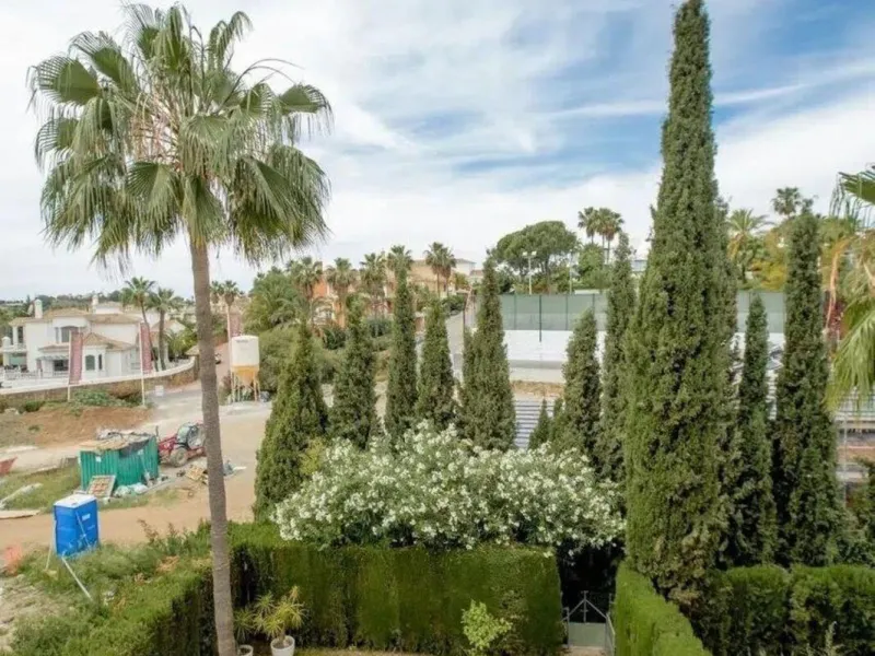 Discover this fantastic 5-bedroom, 3-bathroom townhouse, located in a recently whitewashed residential complex that offers a well-maintained, bright, and distinctly Mediterranean atmosphere.