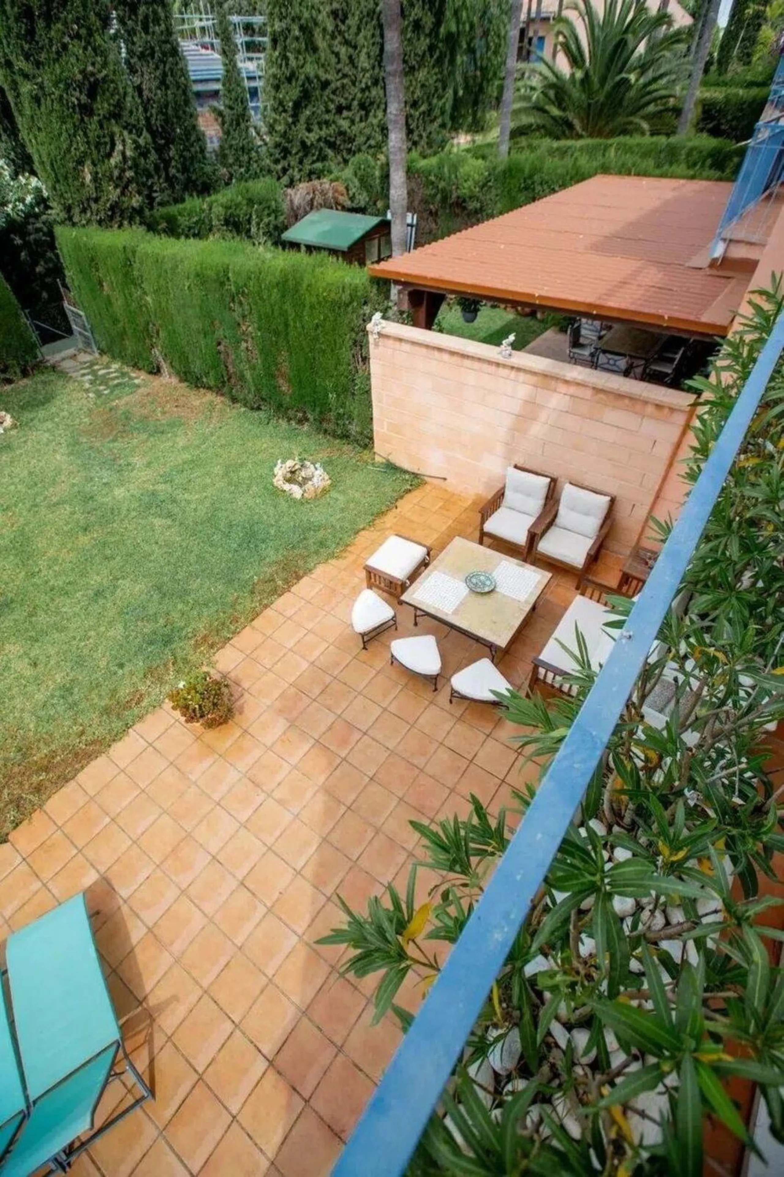 Discover this fantastic 5-bedroom, 3-bathroom townhouse, located in a recently whitewashed residential complex that offers a well-maintained, bright, and distinctly Mediterranean atmosphere.