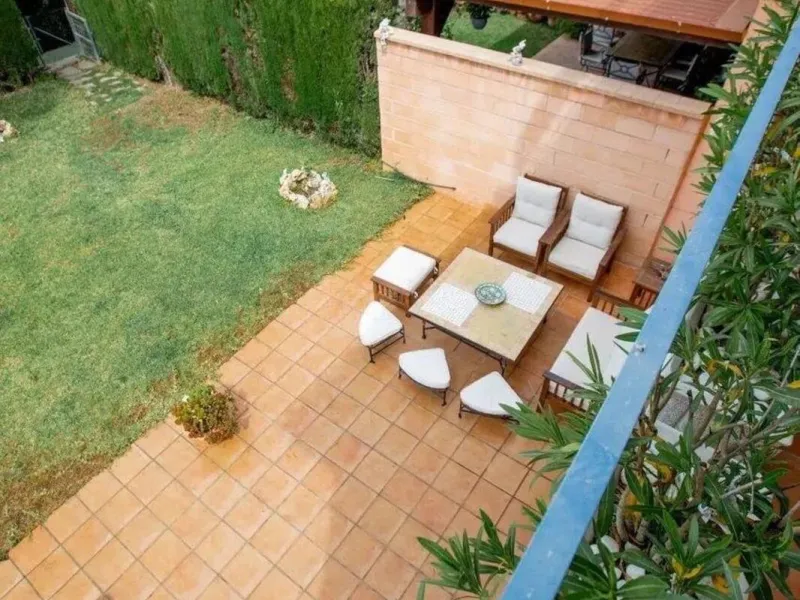 Discover this fantastic 5-bedroom, 3-bathroom townhouse, located in a recently whitewashed residential complex that offers a well-maintained, bright, and distinctly Mediterranean atmosphere.