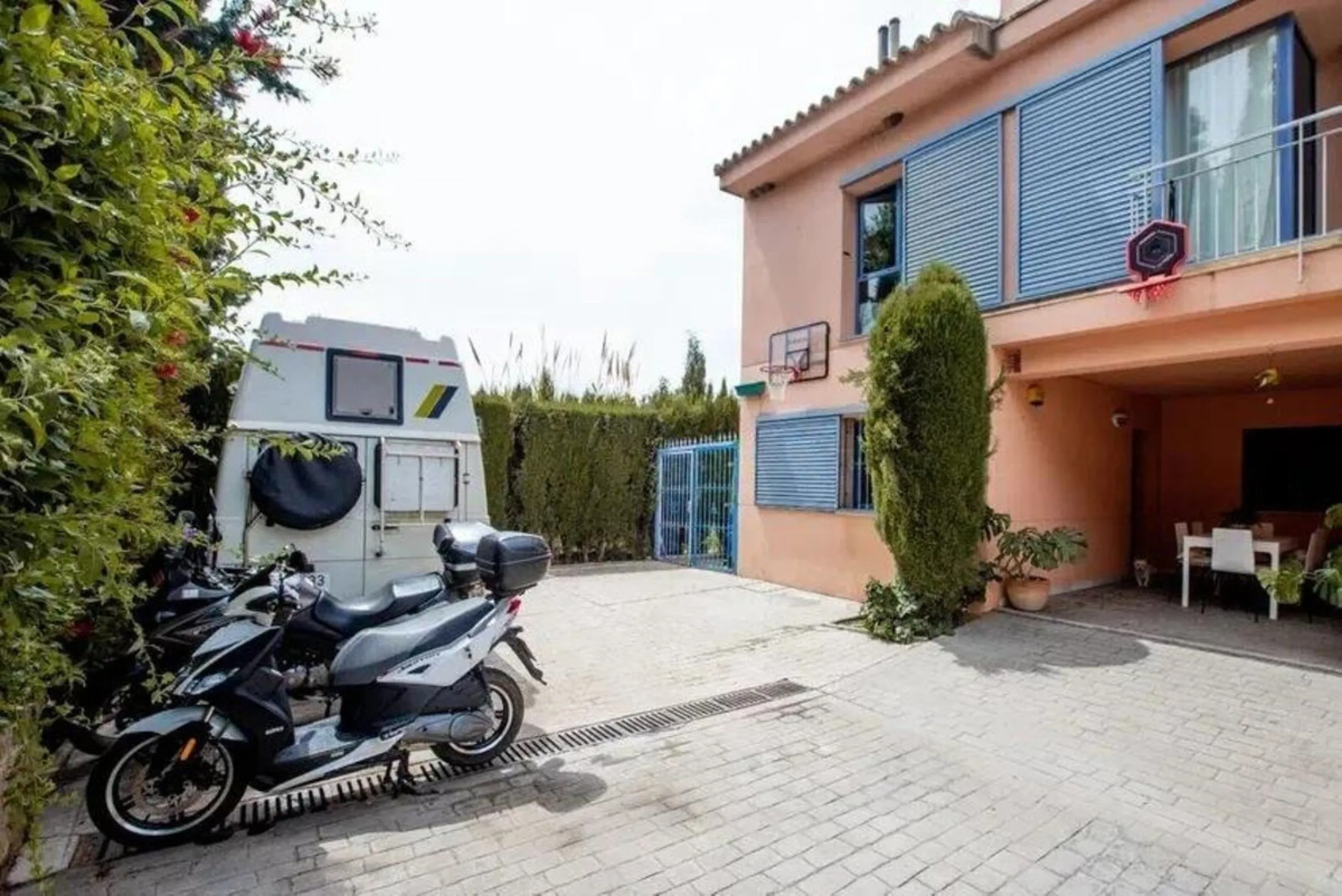 Discover this fantastic 5-bedroom, 3-bathroom townhouse, located in a recently whitewashed residential complex that offers a well-maintained, bright, and distinctly Mediterranean atmosphere.