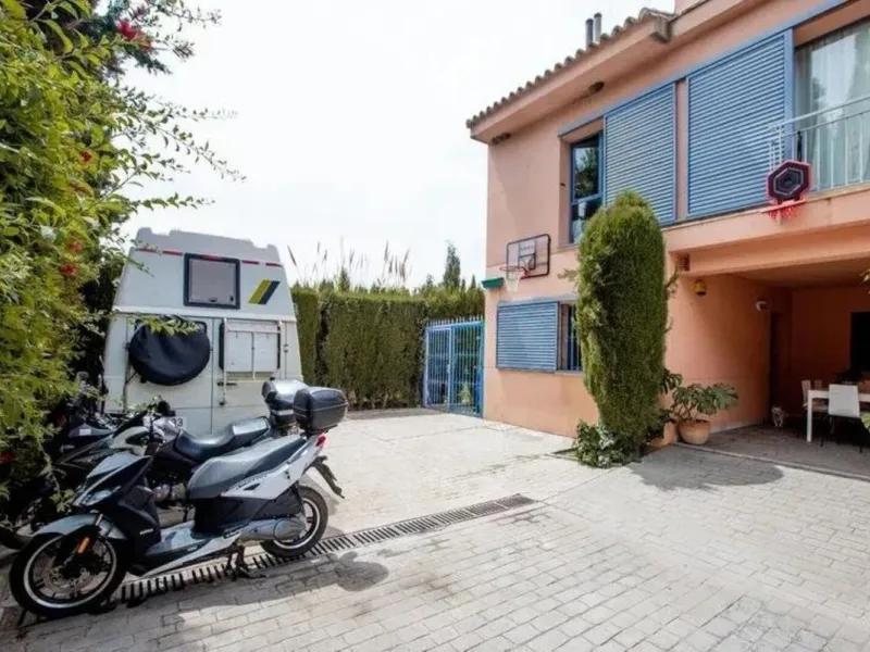 Discover this fantastic 5-bedroom, 3-bathroom townhouse, located in a recently whitewashed residential complex that offers a well-maintained, bright, and distinctly Mediterranean atmosphere.