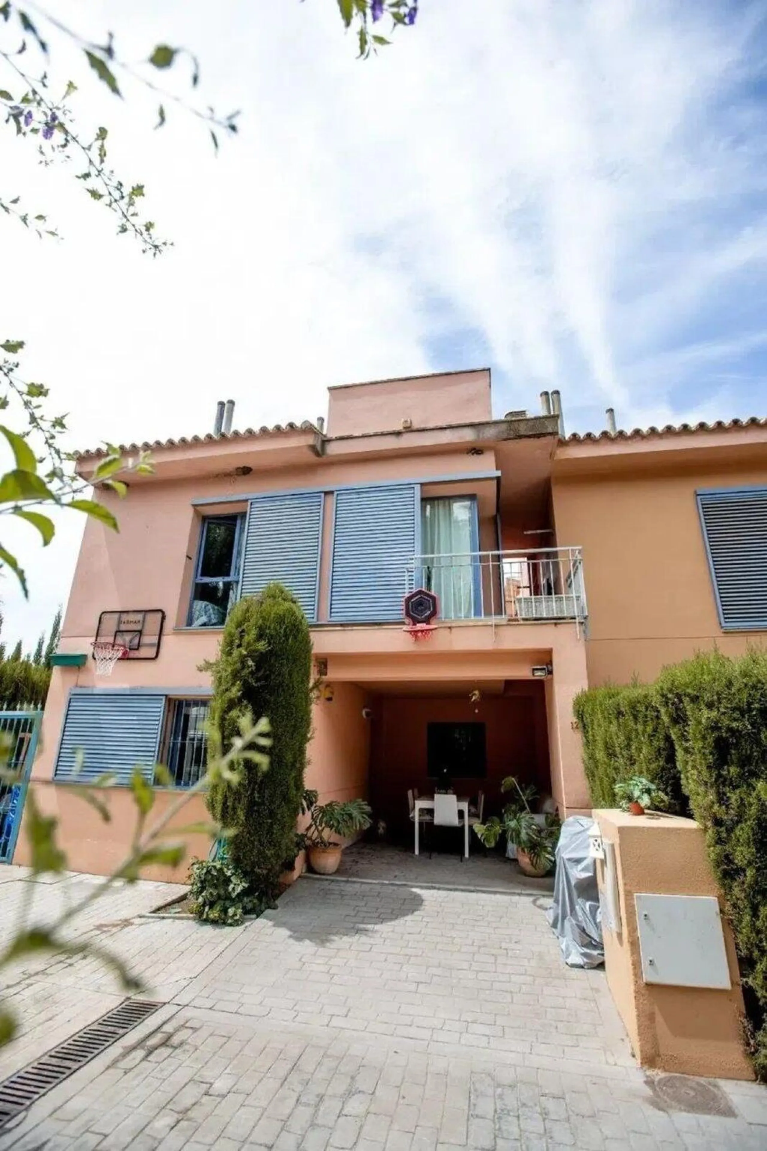 Discover this fantastic 5-bedroom, 3-bathroom townhouse, located in a recently whitewashed residential complex that offers a well-maintained, bright, and distinctly Mediterranean atmosphere.