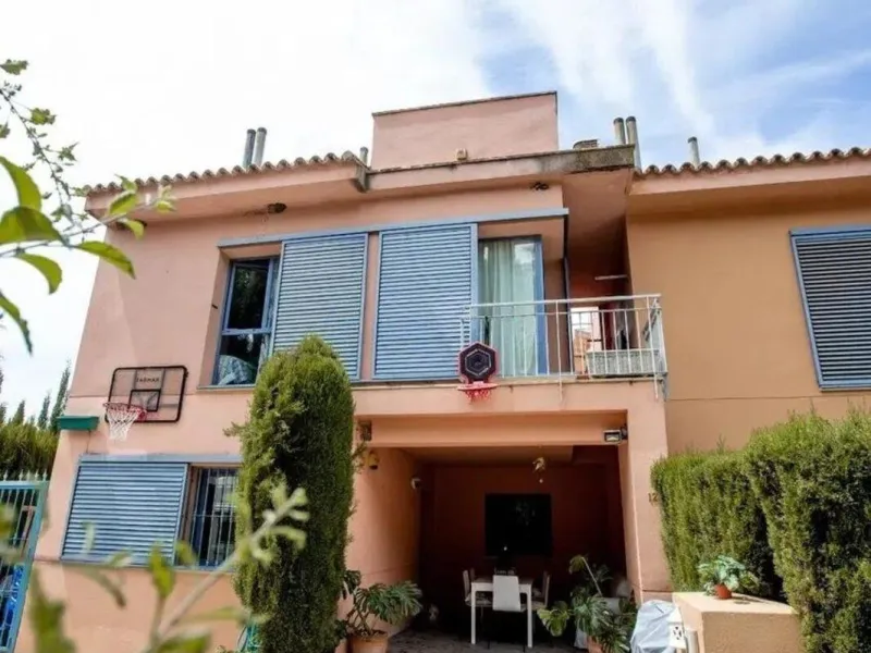 Discover this fantastic 5-bedroom, 3-bathroom townhouse, located in a recently whitewashed residential complex that offers a well-maintained, bright, and distinctly Mediterranean atmosphere.