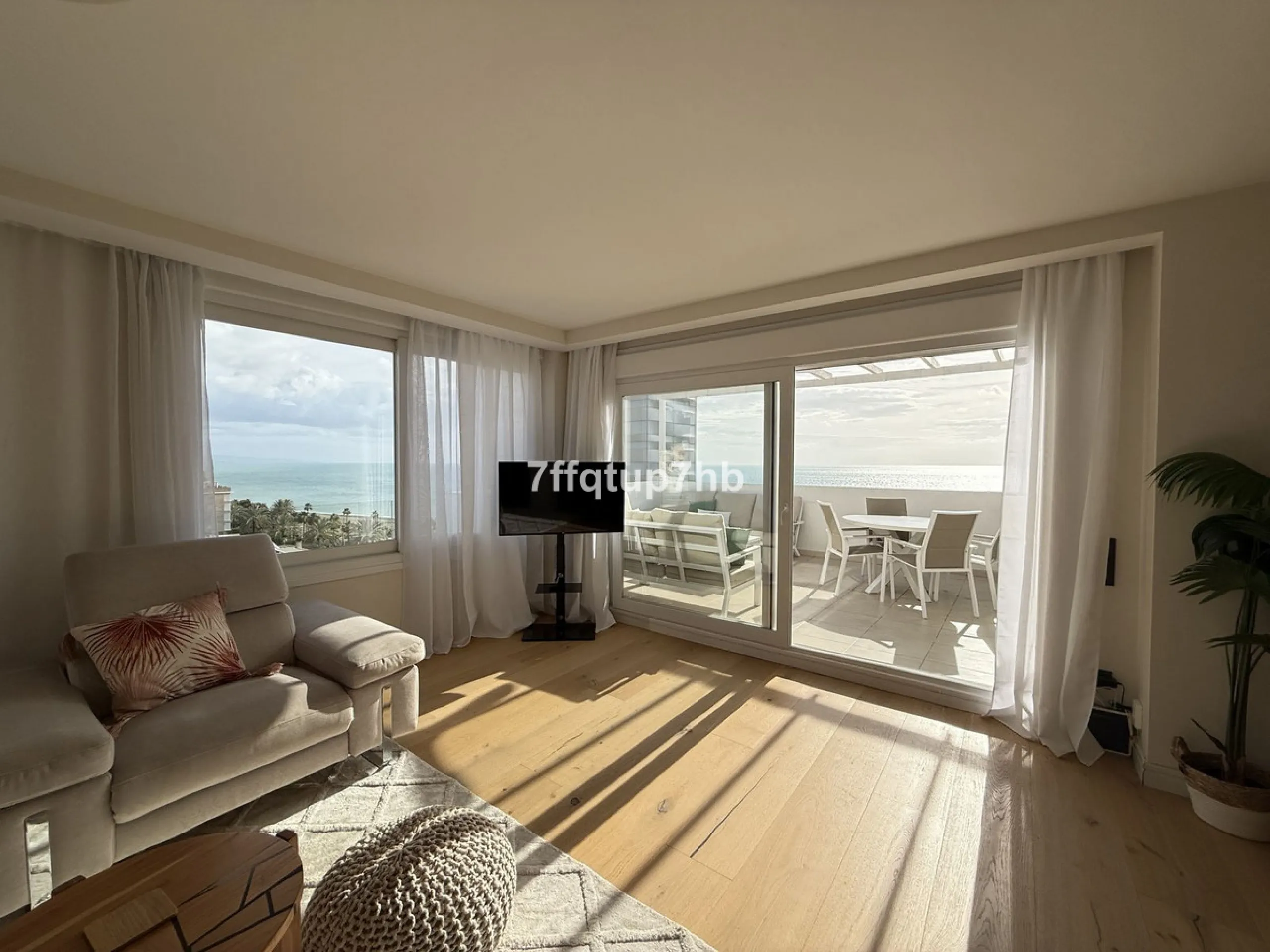 Apartment - Penthouse в продаже в Estepona, Málaga. В доме 3 спален и 2 ванных комнат. Площадь дома 111 м²