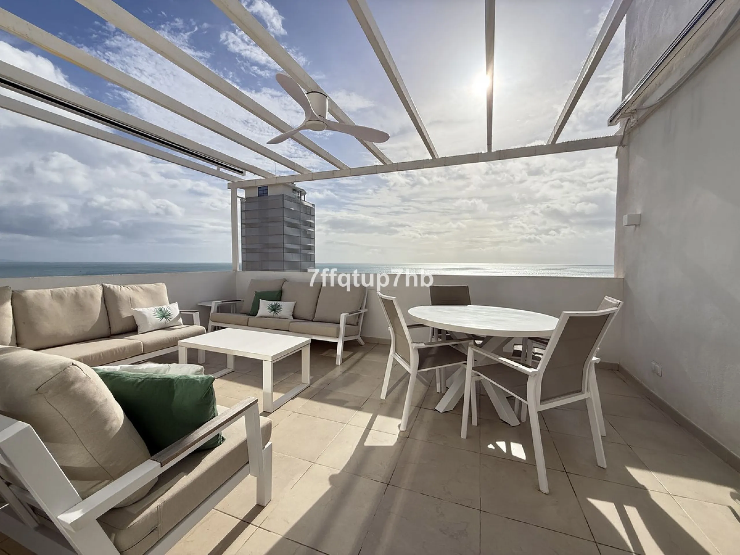 Apartment - Penthouse в продаже в Estepona, Málaga. В доме 3 спален и 2 ванных комнат. Площадь дома 111 м²