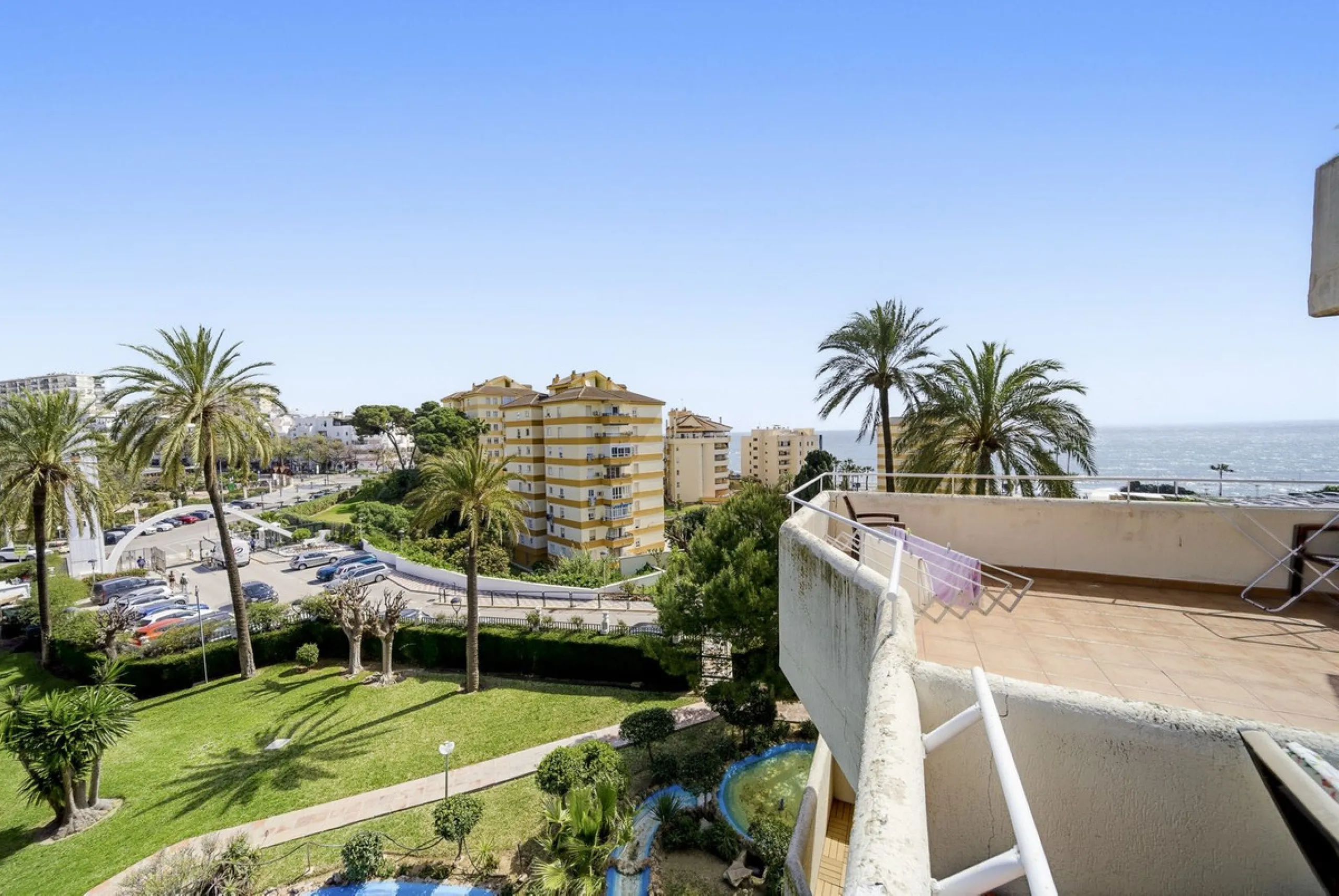 Stunning 1 Bedroom Apartment with Spectacular Sea & Pool Views in the Iconic Benalbeach Complex