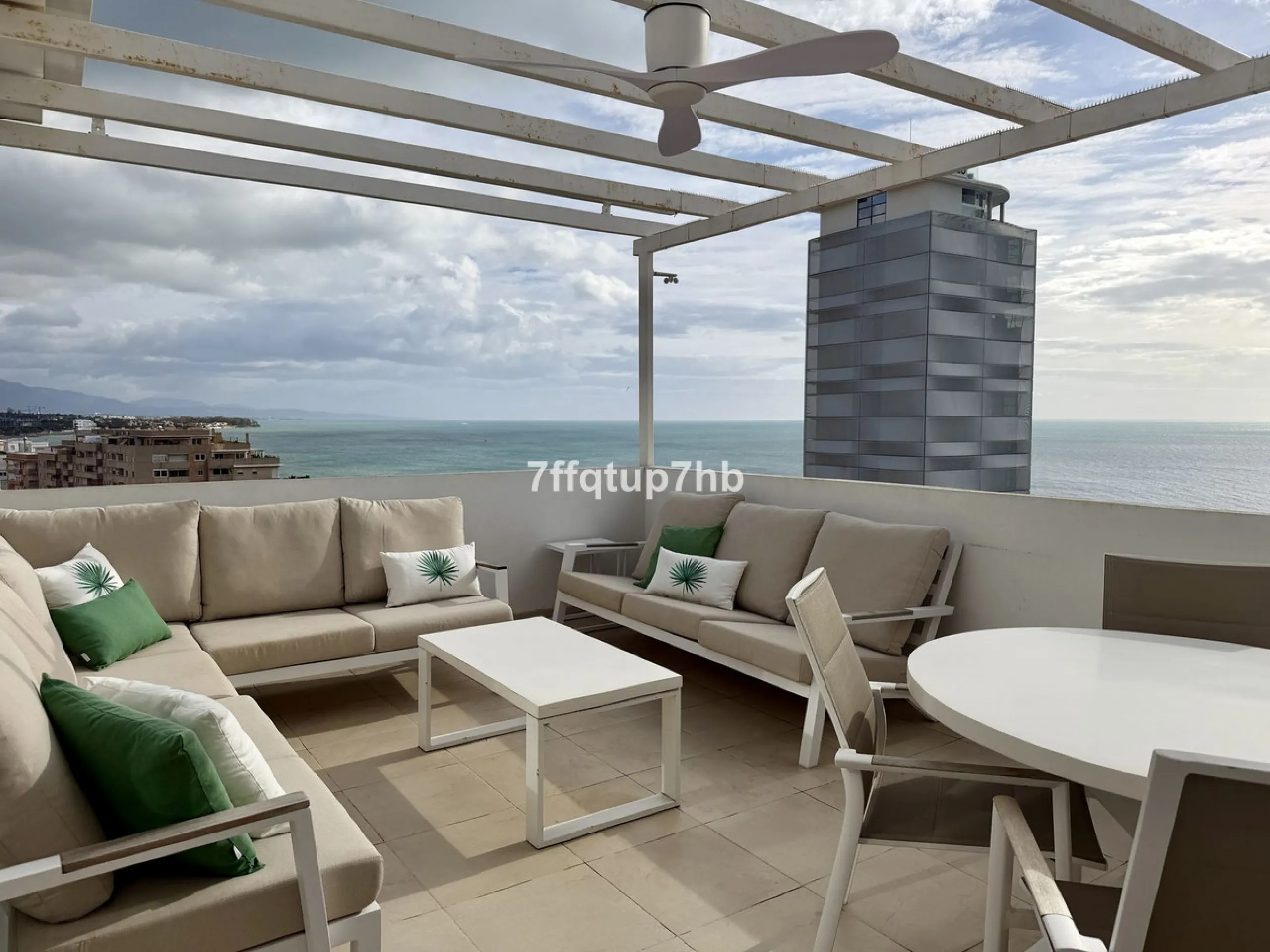 Apartment - Penthouse в продаже в Estepona, Málaga. В доме 3 спален и 2 ванных комнат. Площадь дома 111 м²
