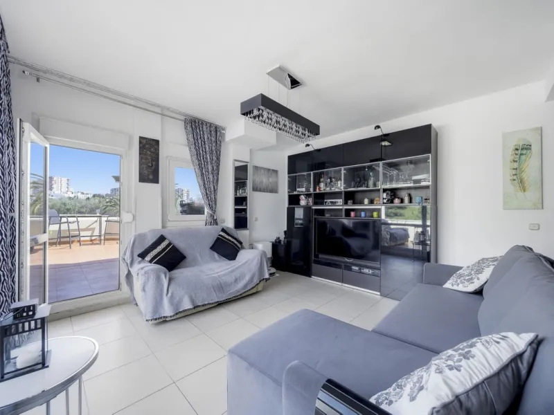 Stunning 1 Bedroom Apartment with Spectacular Sea & Pool Views in the Iconic Benalbeach Complex