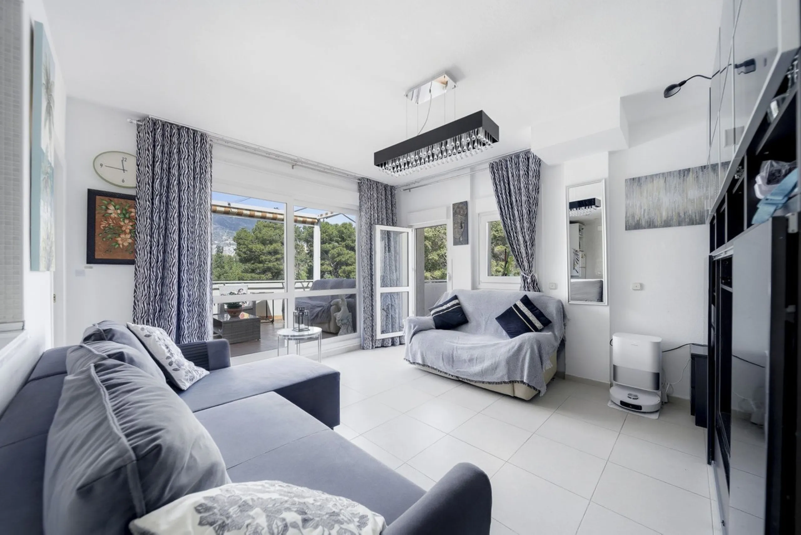 Stunning 1 Bedroom Apartment with Spectacular Sea & Pool Views in the Iconic Benalbeach Complex