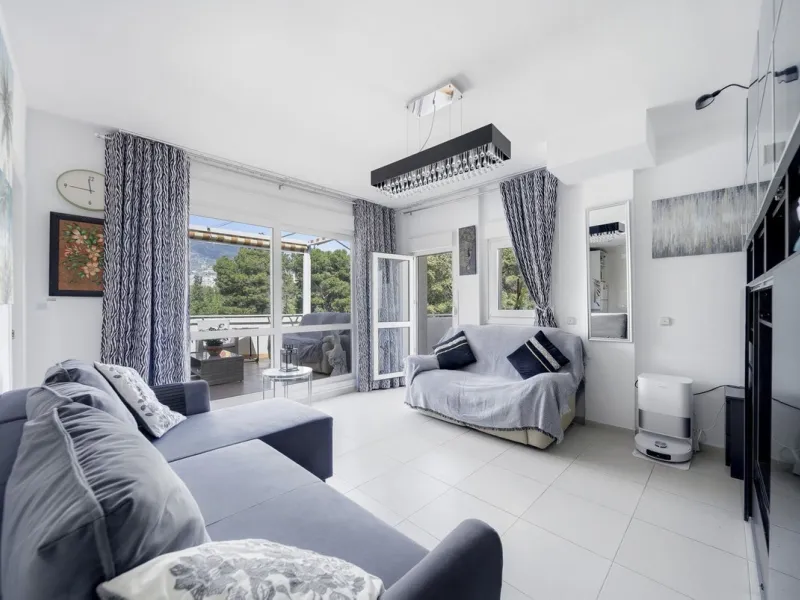 Stunning 1 Bedroom Apartment with Spectacular Sea & Pool Views in the Iconic Benalbeach Complex