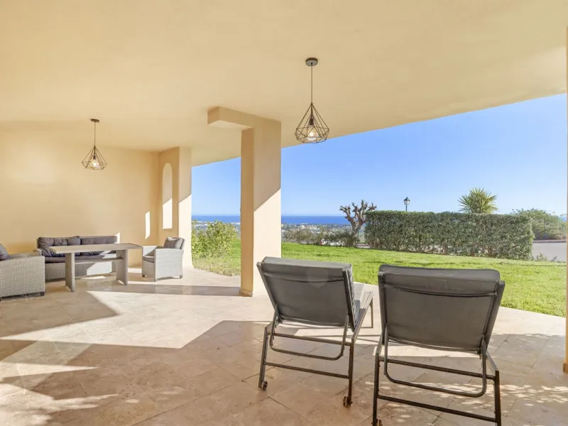 We are proud to present this luxurious ground-floor apartment, located within an exclusive gated and secure community renowned for its abundance of swimming pools and beautifully maintained green spaces.