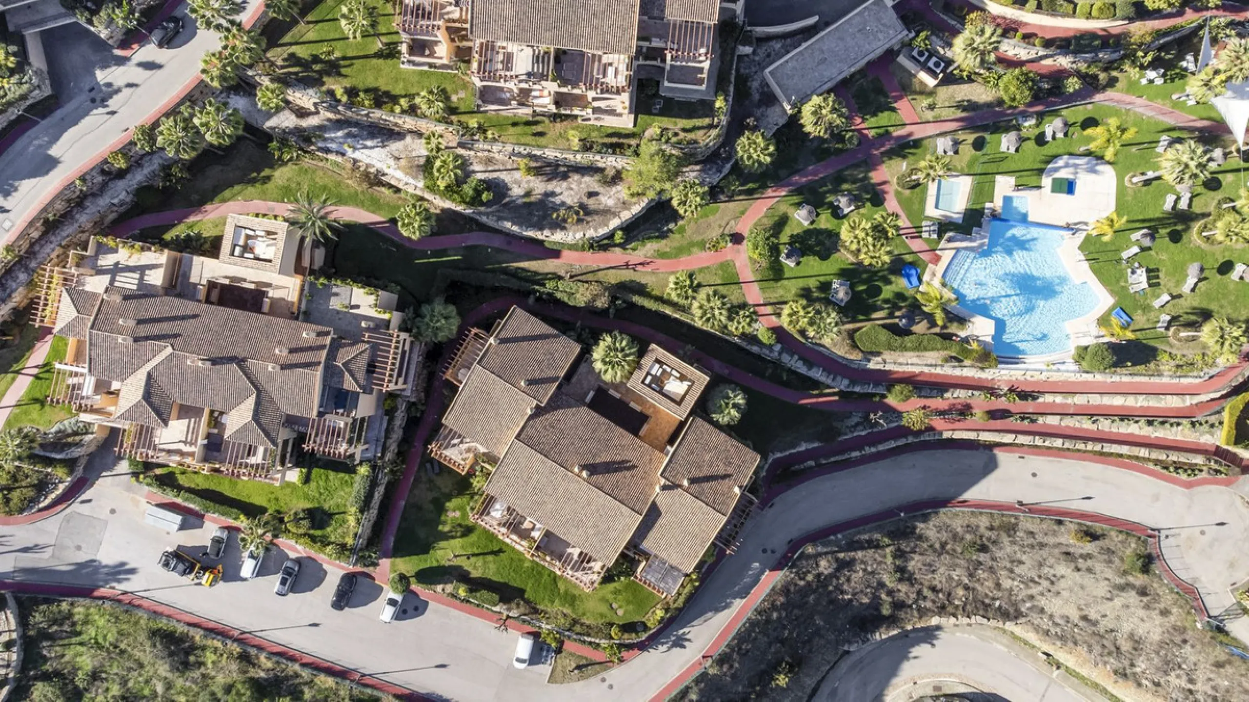We are proud to present this luxurious ground-floor apartment, located within an exclusive gated and secure community renowned for its abundance of swimming pools and beautifully maintained green spaces.
