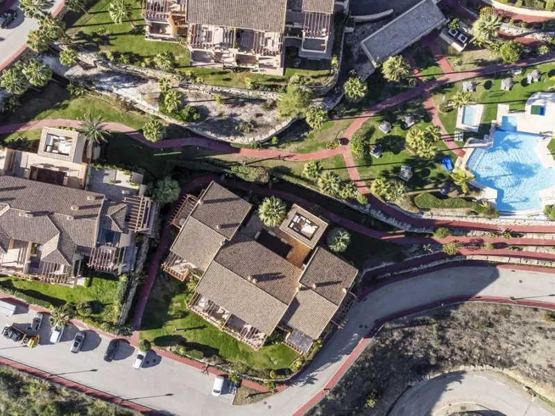 We are proud to present this luxurious ground-floor apartment, located within an exclusive gated and secure community renowned for its abundance of swimming pools and beautifully maintained green spaces.