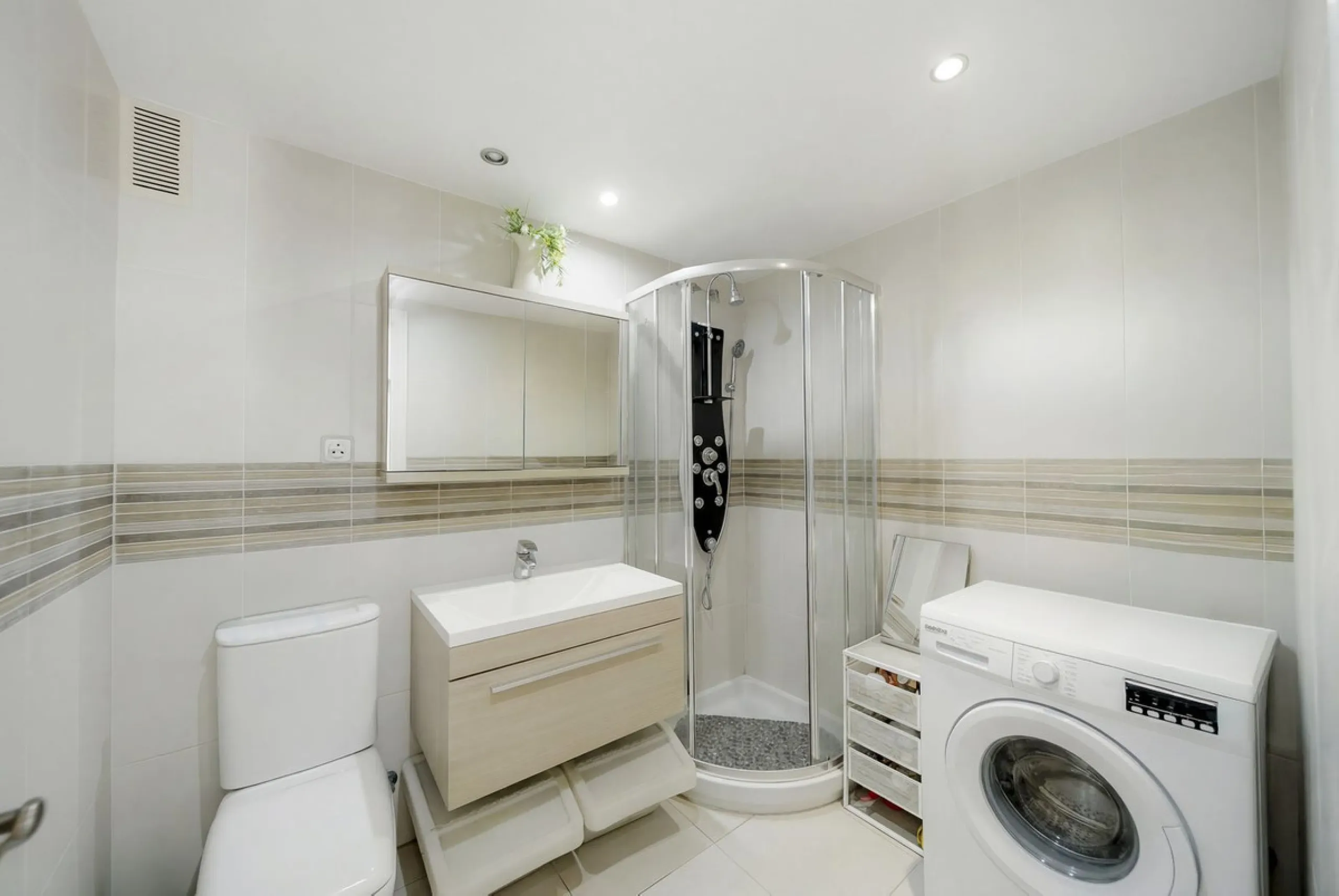 Stunning 1 Bedroom Apartment with Spectacular Sea & Pool Views in the Iconic Benalbeach Complex