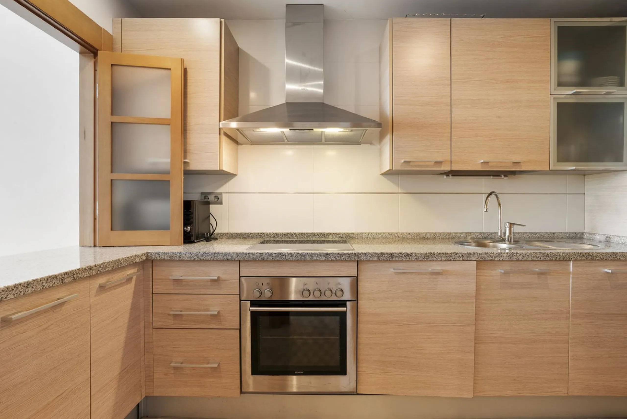 We are proud to present this luxurious ground-floor apartment, located within an exclusive gated and secure community renowned for its abundance of swimming pools and beautifully maintained green spaces.