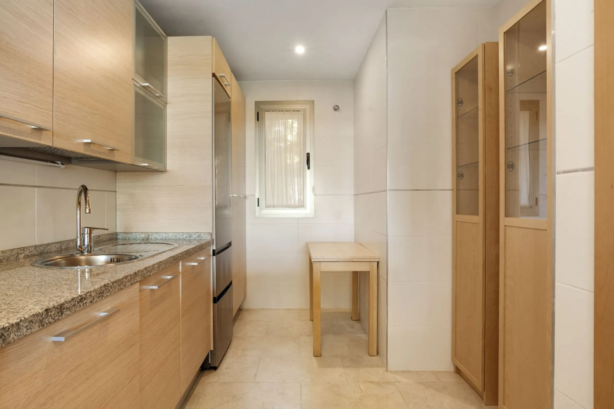 We are proud to present this luxurious ground-floor apartment, located within an exclusive gated and secure community renowned for its abundance of swimming pools and beautifully maintained green spaces.